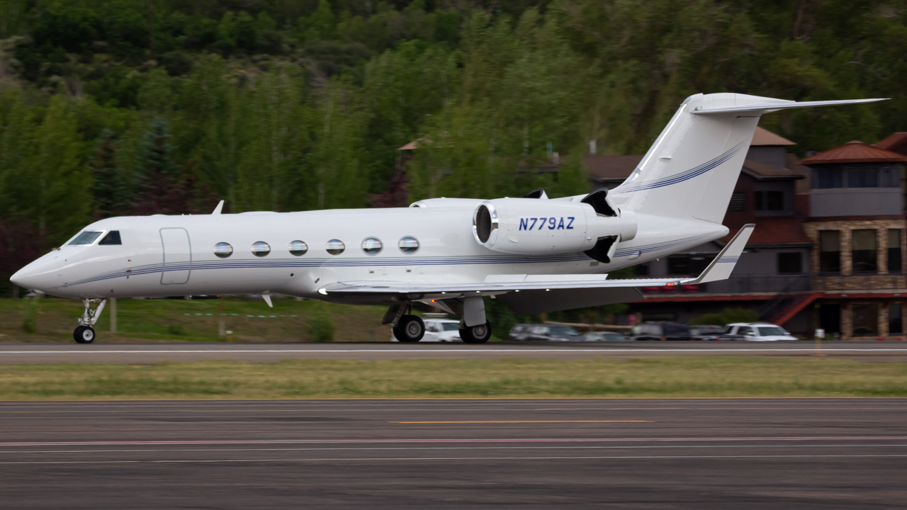 Full size: PRIVATE Gulfstream G450 N779AZ at Aspen-Pitkin County Airport/Sardy Field