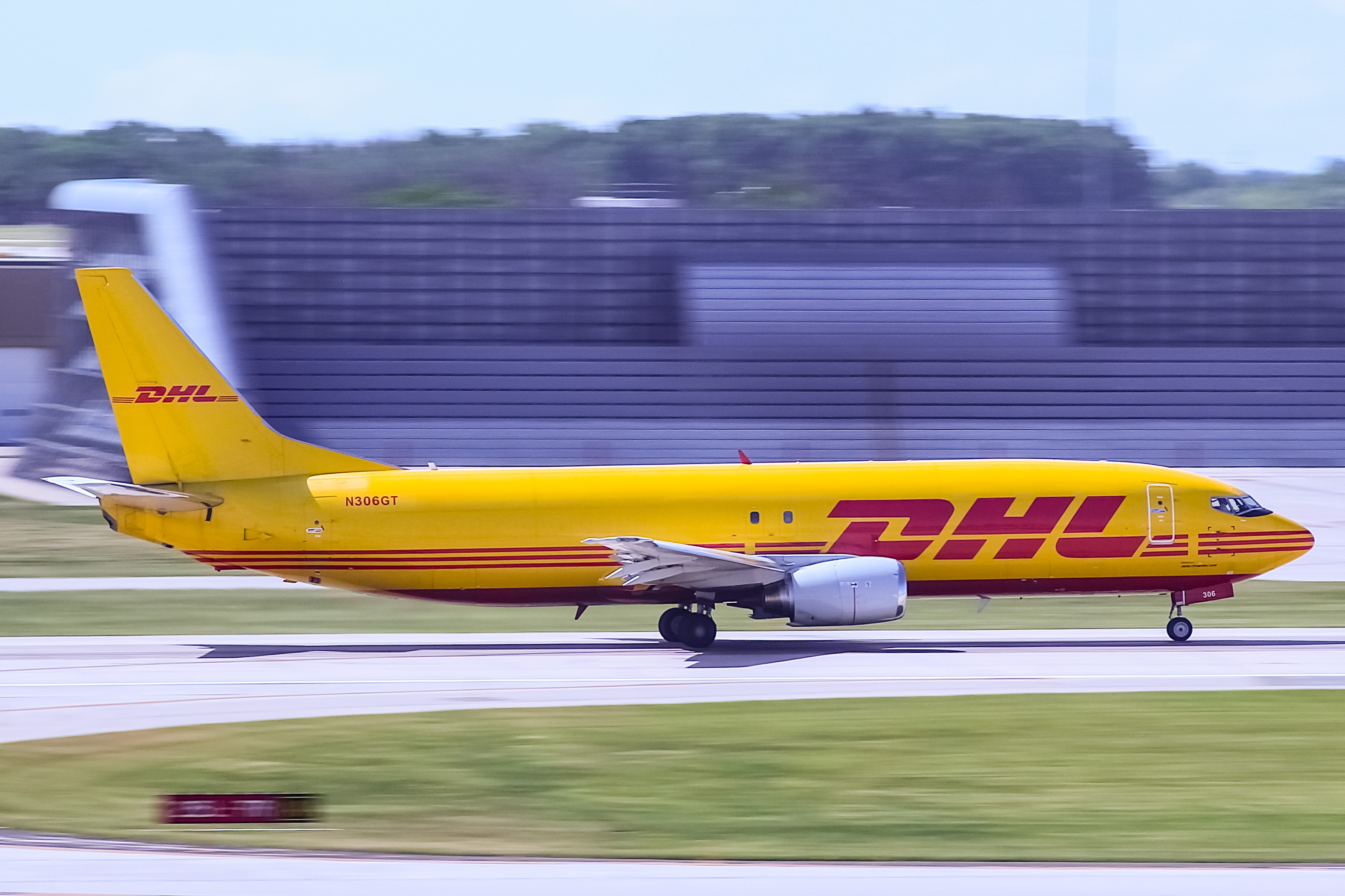 Full size: DHL Boeing 737-400 N306GT at General Mitchell International Airport