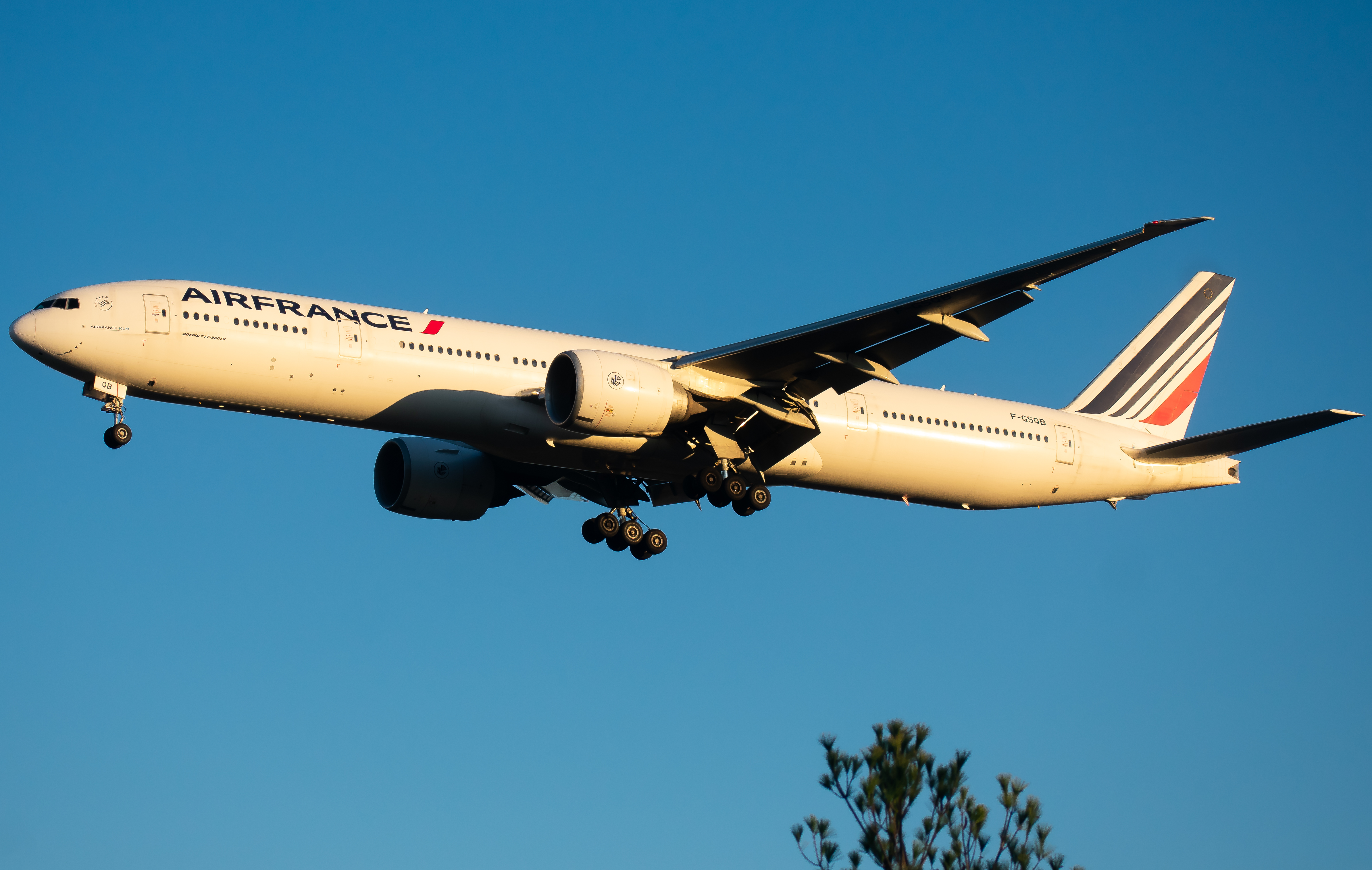 Full size: Air France Boeing 777-300ER F-GSQB at Washington Dulles International Airport