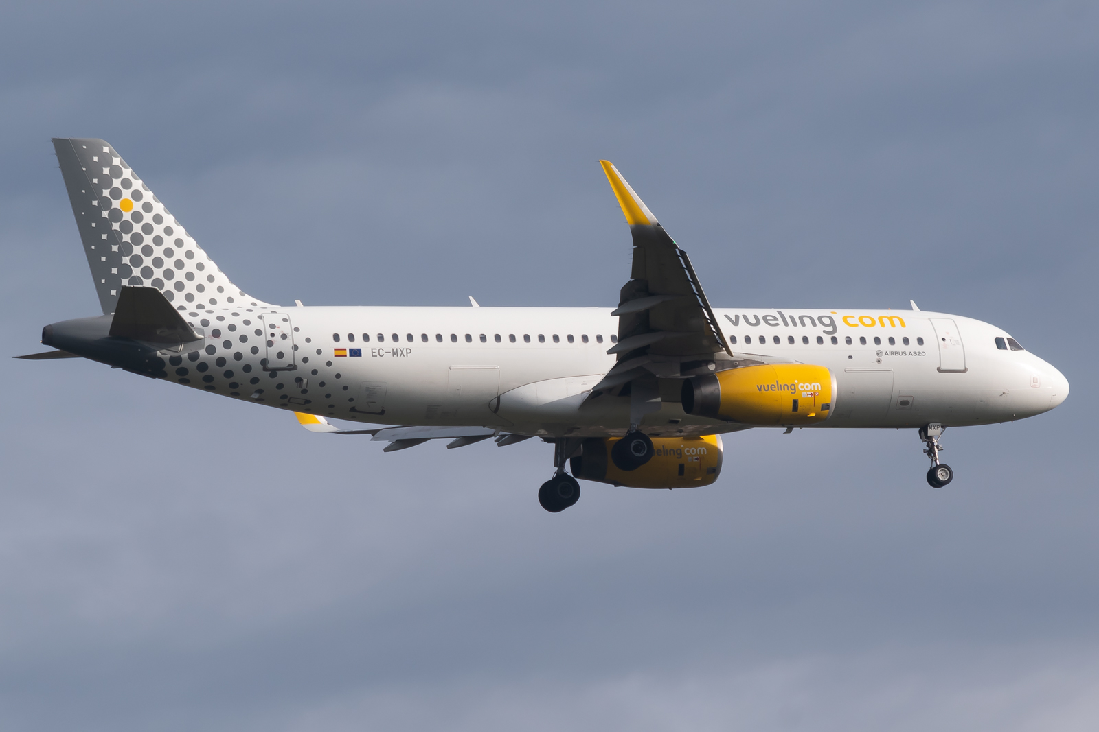 Full size: Vueling Airbus A320 EC-MXP at Bilbao Airport