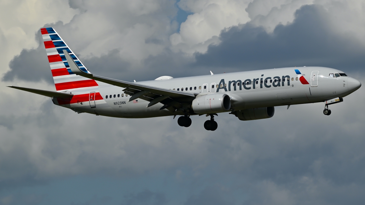 Full size: American Airlines Boeing 737-800 N923NN at Orlando International Airport