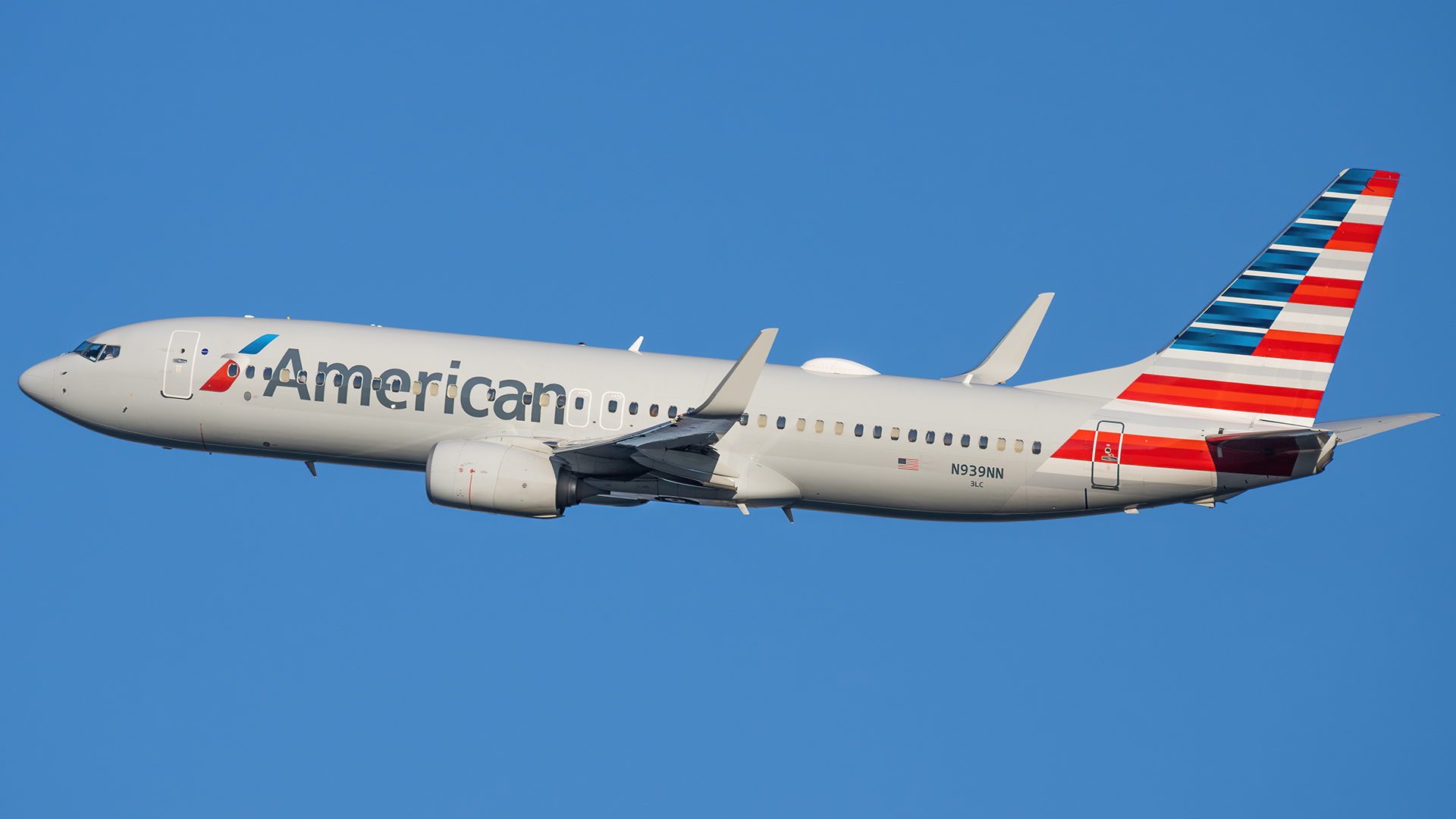 Full size: American Airlines  Boeing 737-800 N939NN at Ronald Reagan National Airport