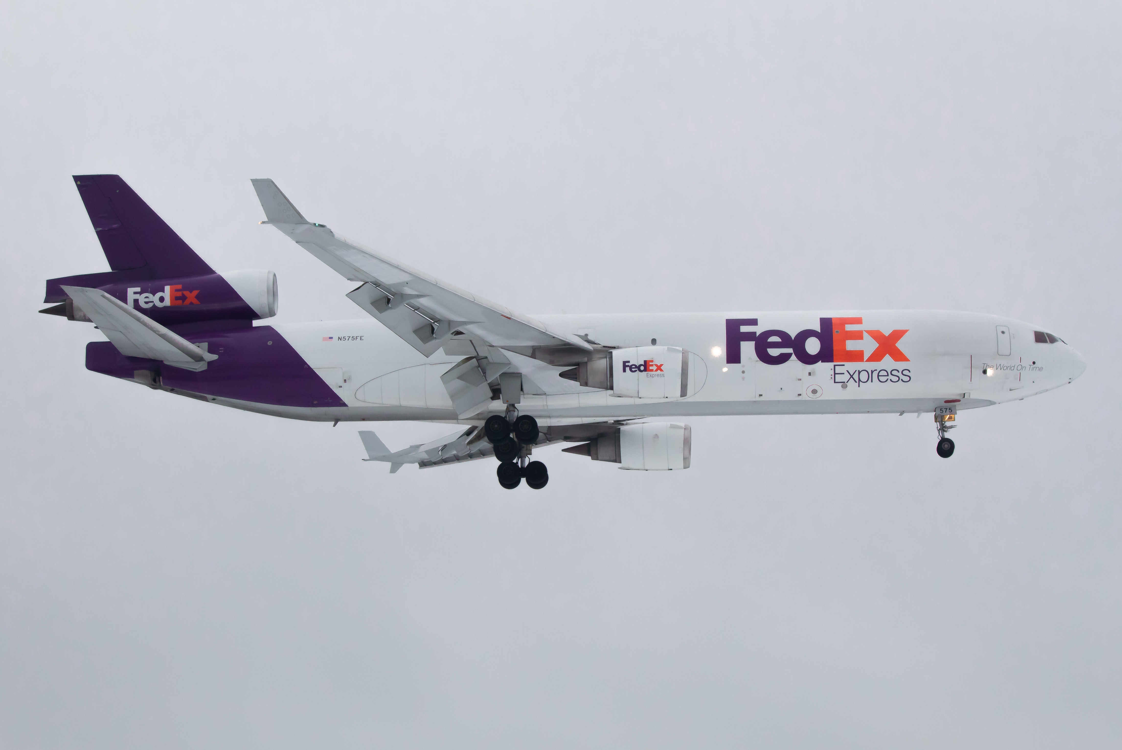Full size: FedEx McDonnell Douglas MD-11F N575FE at Newark Liberty International Airport