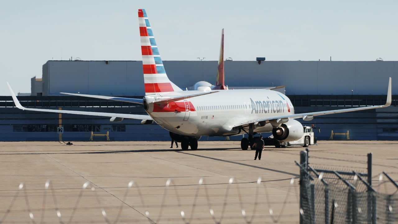 Full size: American Airlines Boeing 737-800 N995NN at Dallas-Fort Worth International Airport