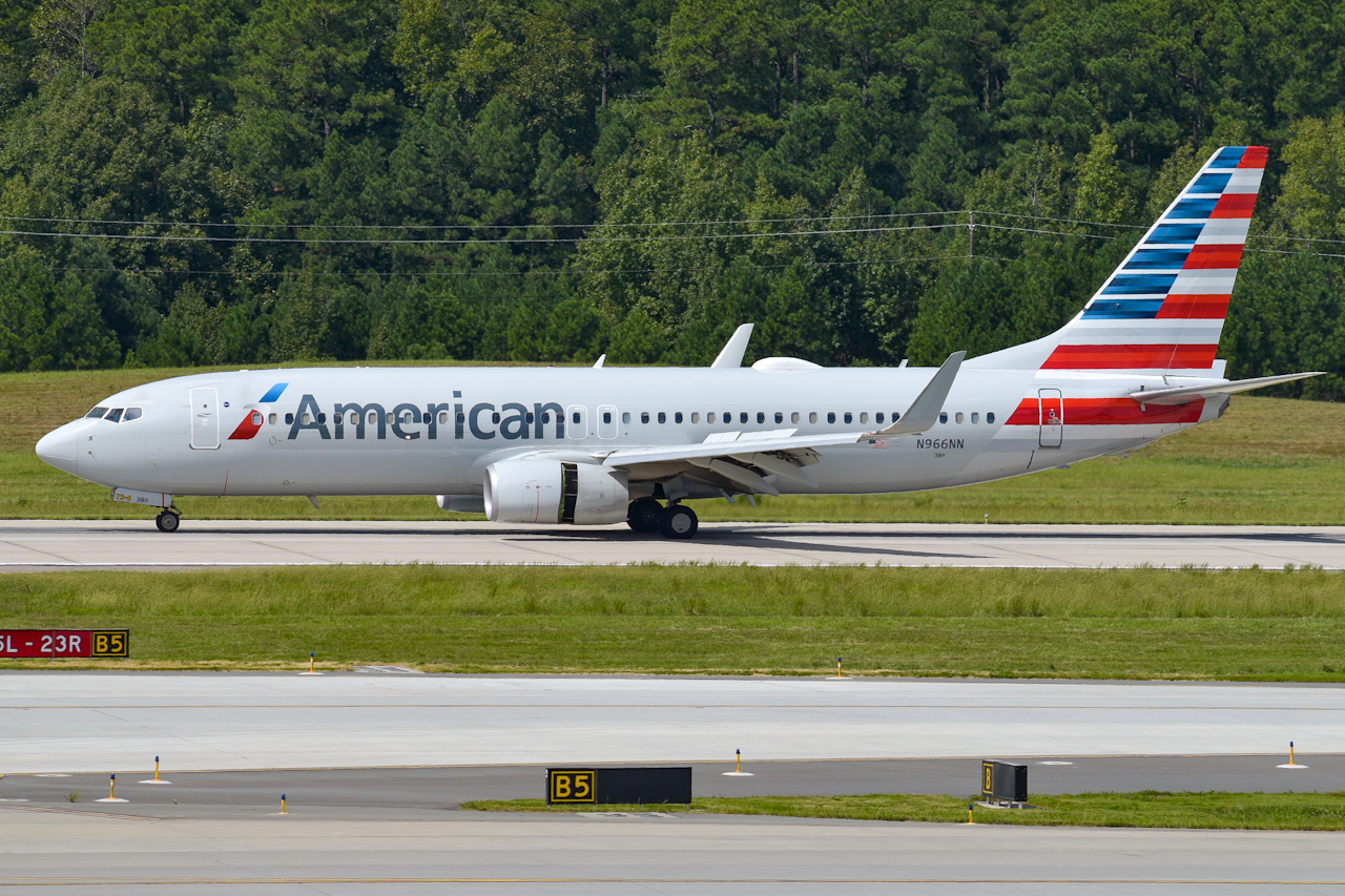 Full size: American Airlines Boeing 737-800 N966NN at Raleigh-Durham International Airport