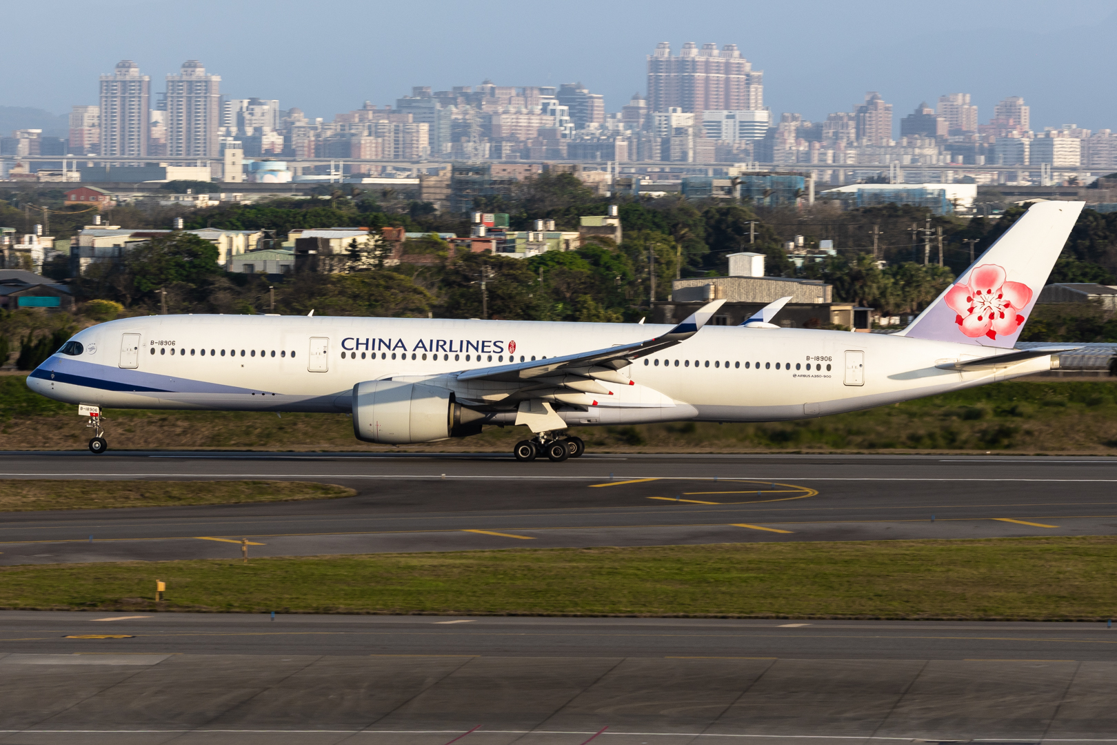 Full size: China Airlines Airbus A350-900 B-18906 at Taiwan Taoyuan International Airport