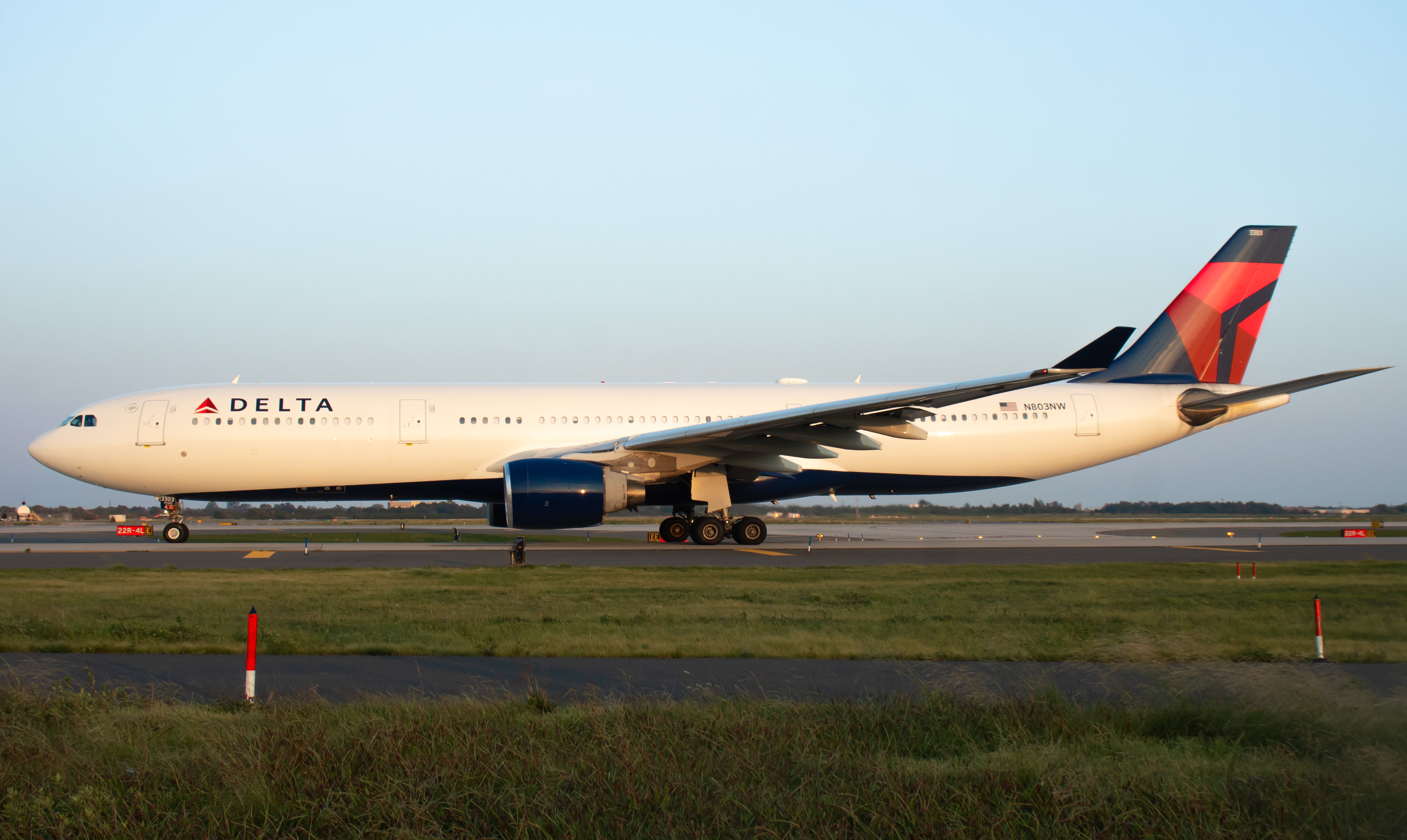 Full size: Delta Airlines Airbus A330-323 N803NW at John F. Kennedy International Airport
