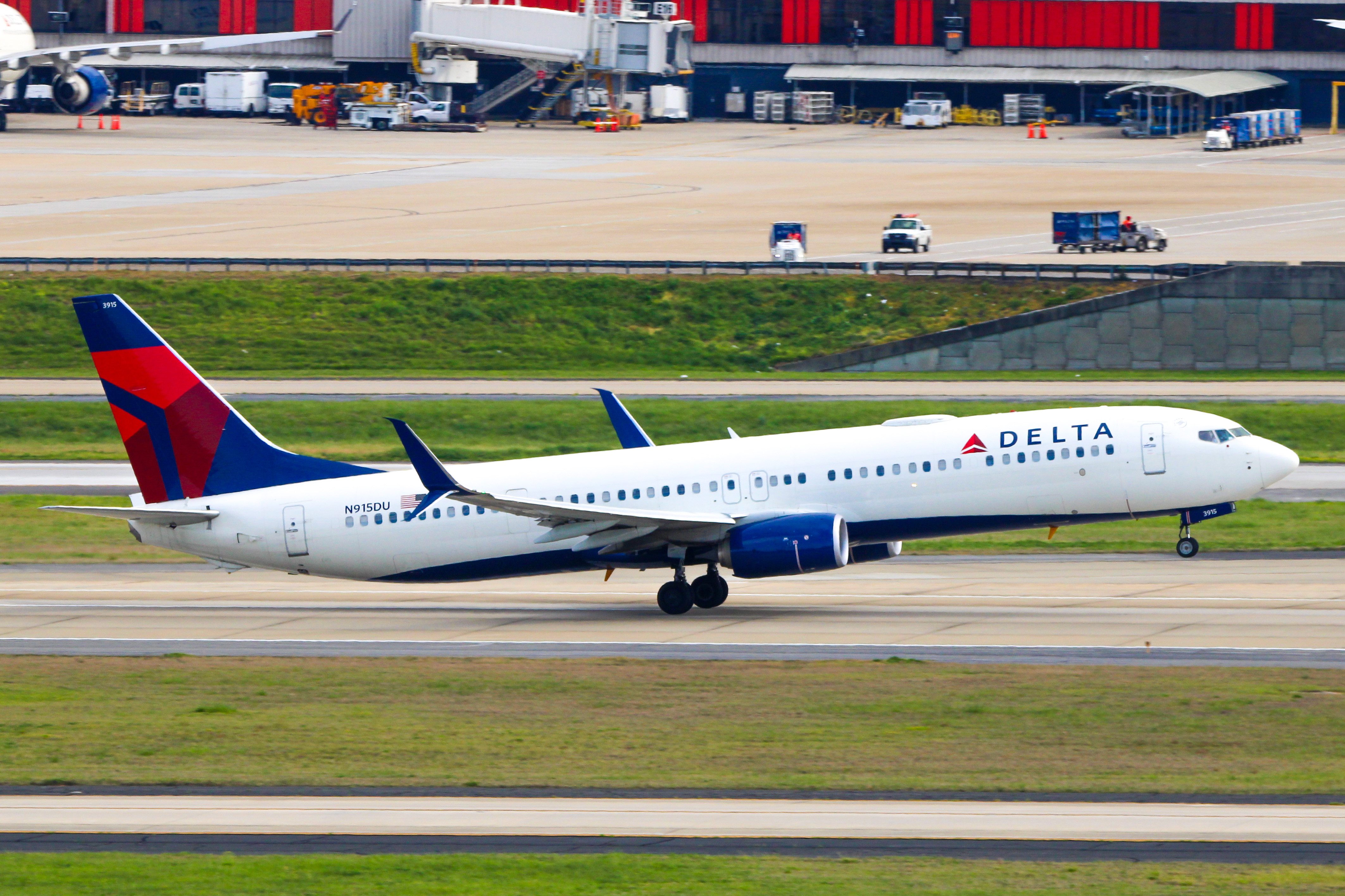 Full size: Delta Airlines Boeing 737-900ER N915DU at Hartsfield-Jackson Atlanta International Airport