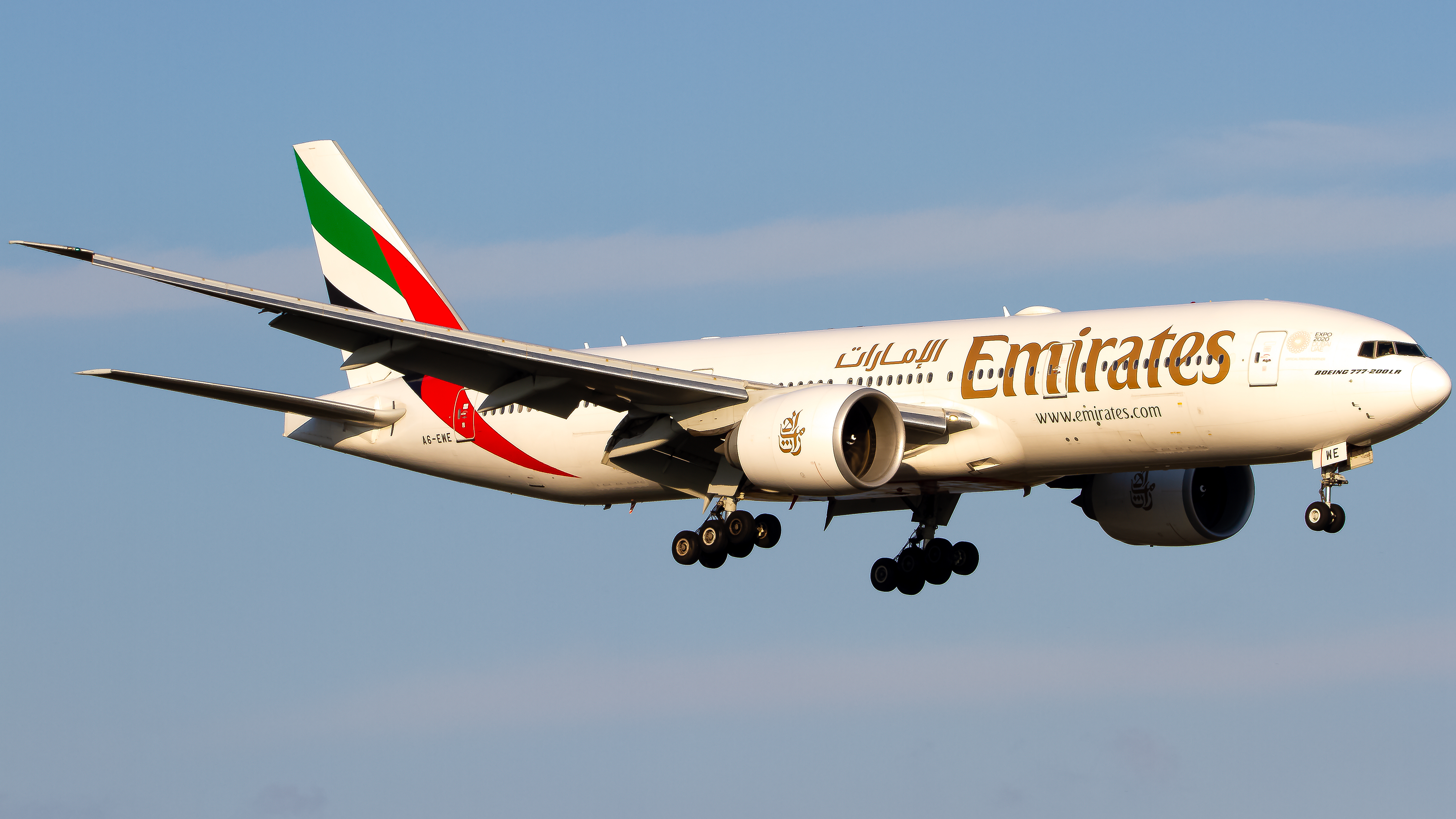 Full size: Emirates Boeing 777-200LR A6-EWE at Orlando International Airport