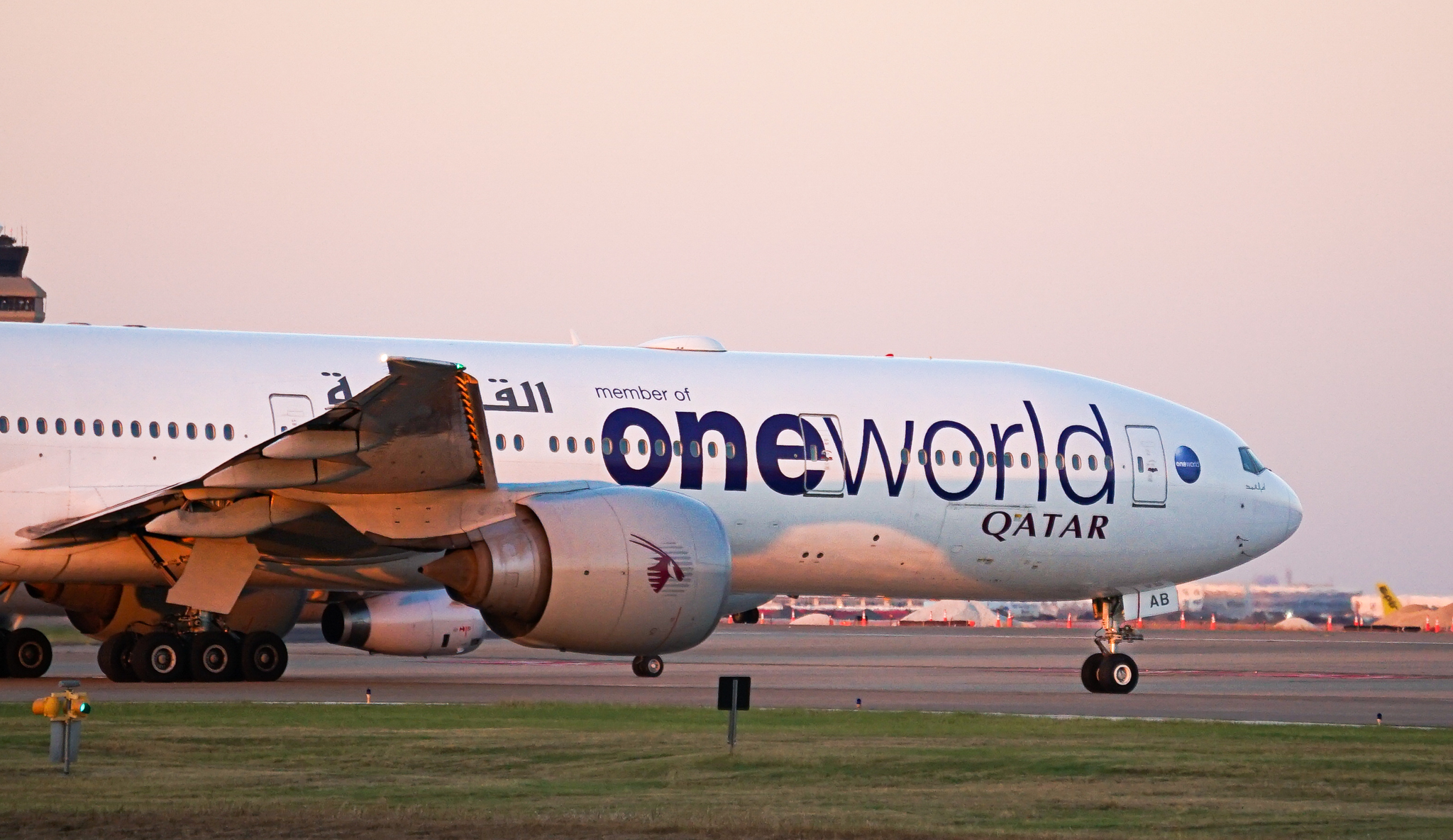 Full size: Qatar Airways Boeing 777-300ER A7-BAB at Dallas-Fort Worth International Airport