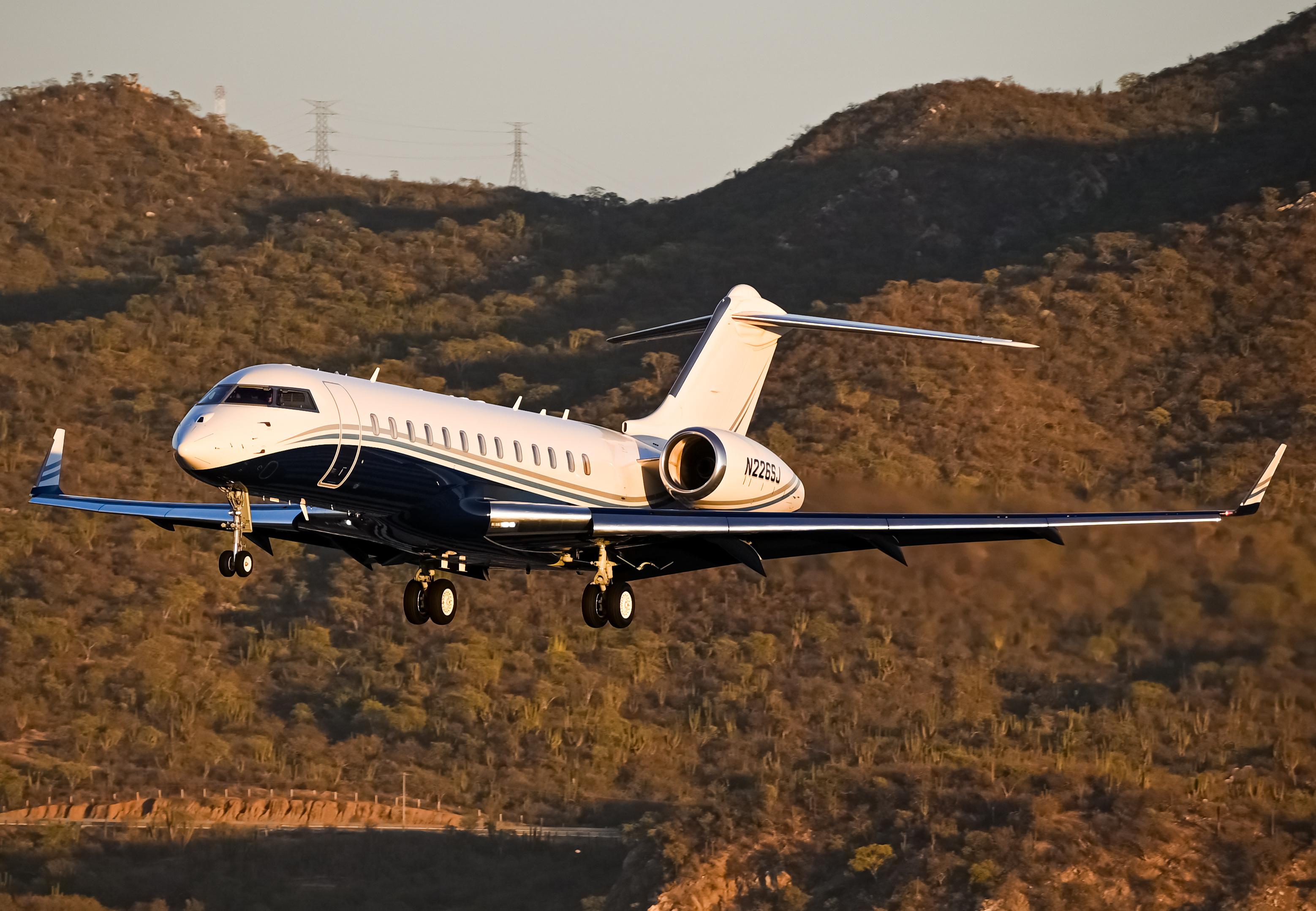 Full size: Local Search Ventures Bombardier Challenger 604 N226SJ at Aeropuerto de Cabo San Lucas Internacional