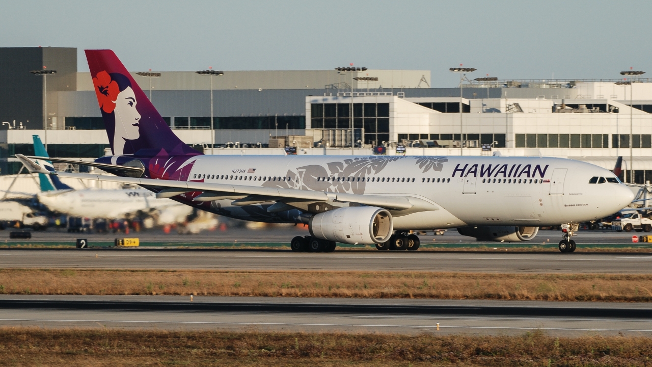 Full size: Hawaiian Airlines Airbus A330-200 N373HA at Los Angeles International Airport
