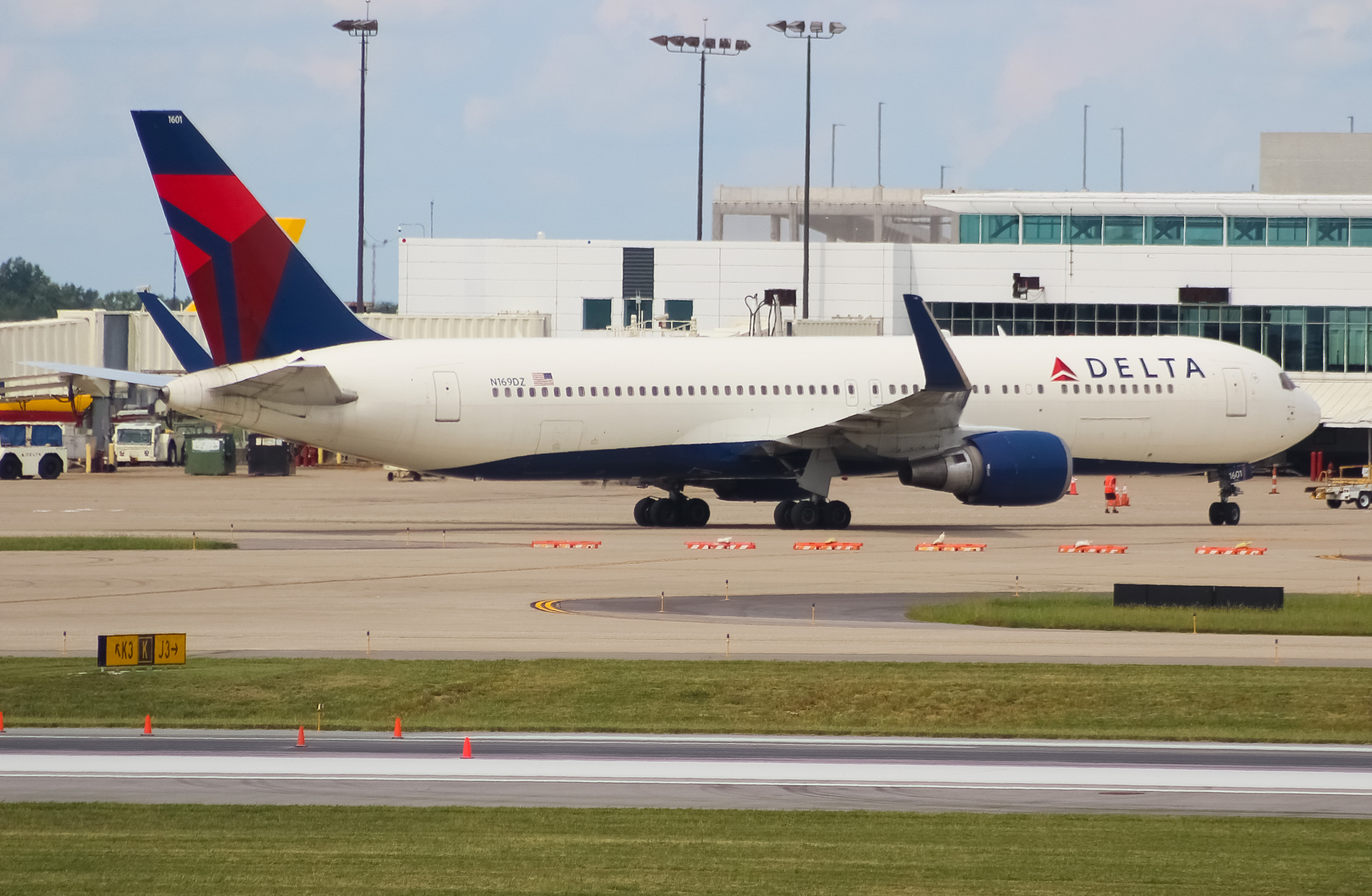 Full size: Delta Airlines Boeing 767-300ER N169DZ at Cincinnati/Northern Kentucky International Airport