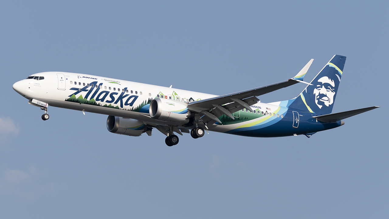 Full size: Alaska Airlines Boeing 737 MAX 9 N60436 at Ronald Reagan National Airport