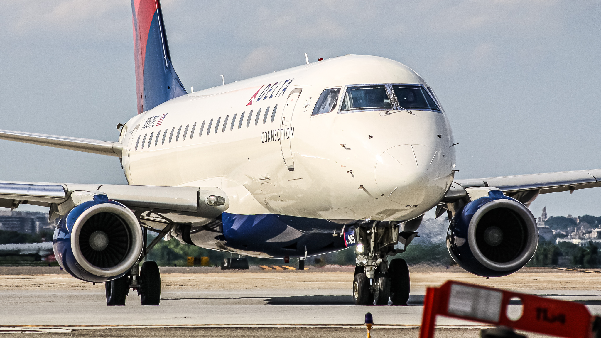 Full size: Delta Connection Embraer E170 N357FC at Ronald Reagan National Airport