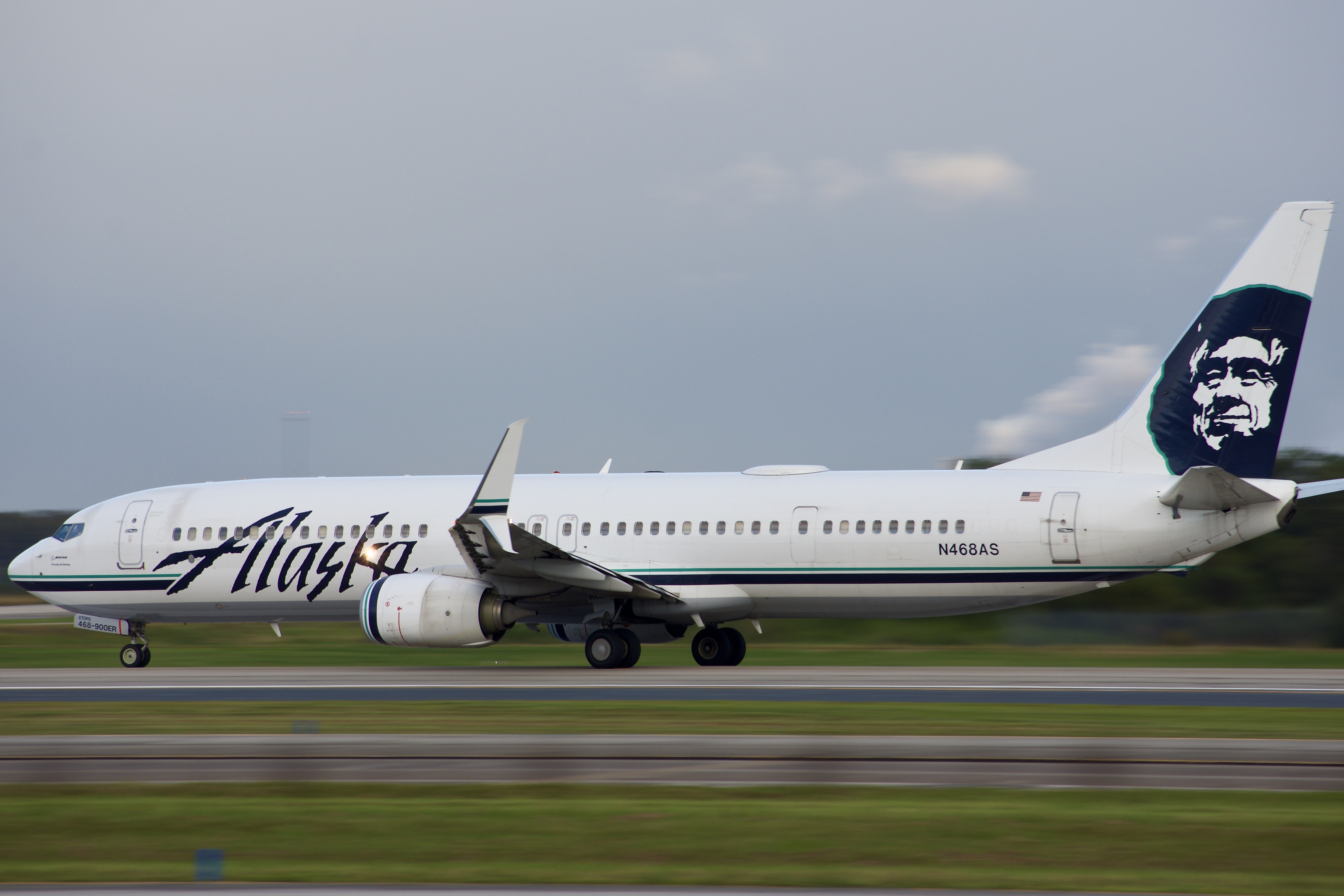 Full size: Alaska Airlines Boeing 737-900ER N468AS at Orlando International Airport