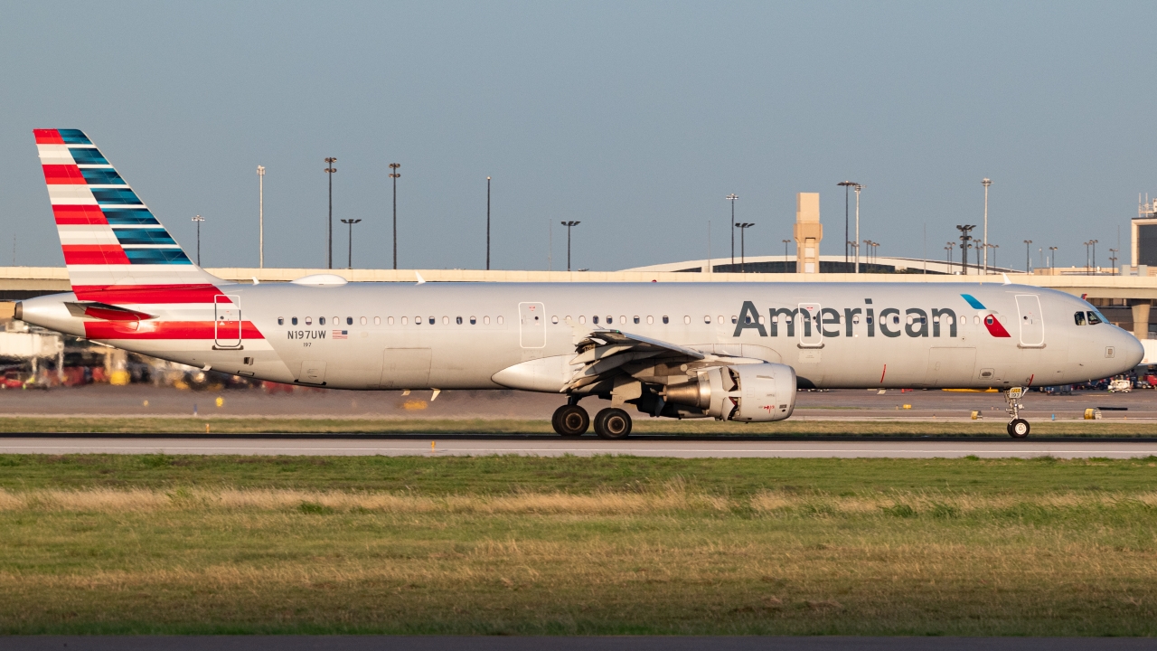 Full size: American Airlines Airbus A321-200 N197UW at Dallas-Fort Worth International Airport
