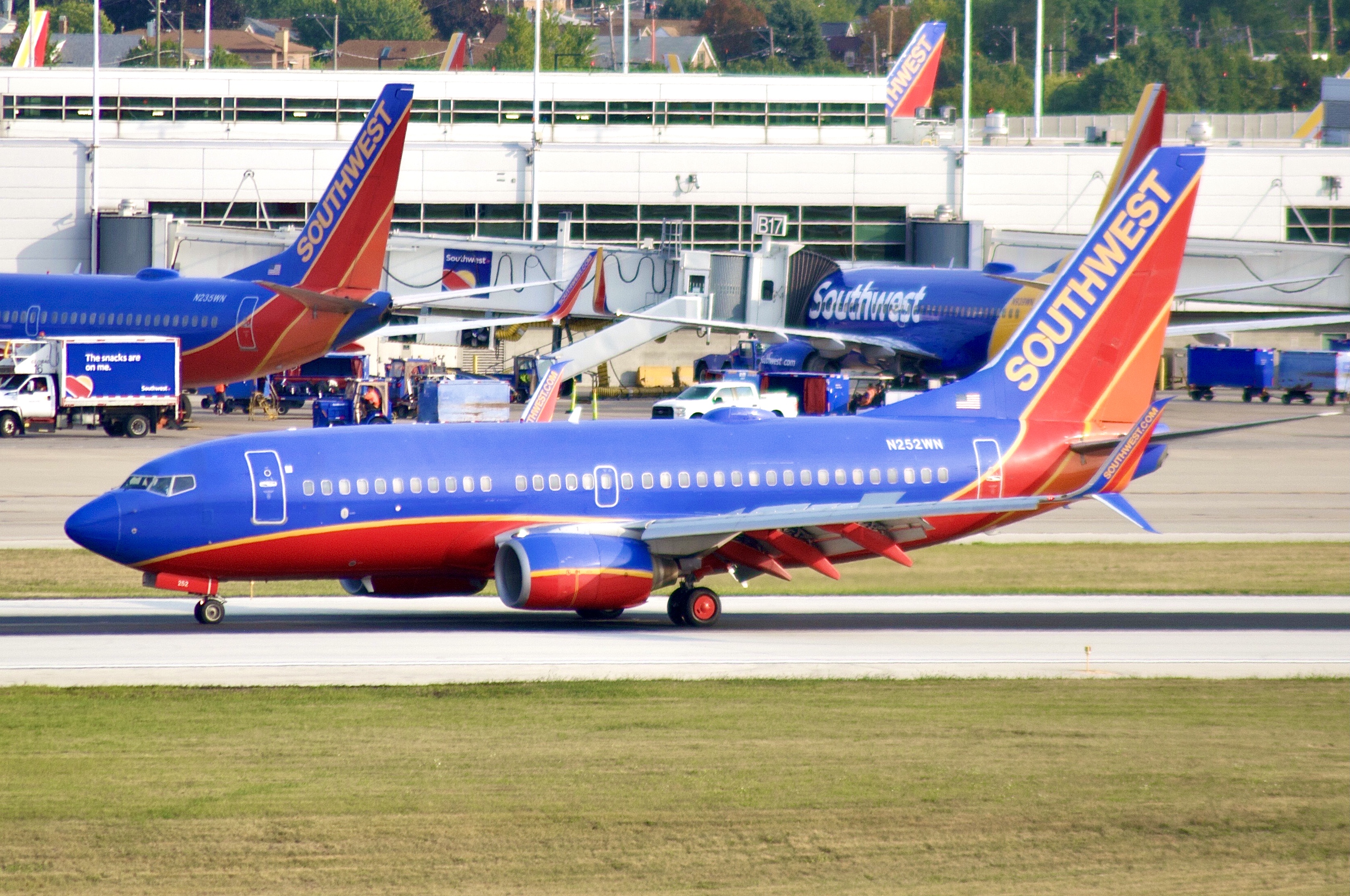 Full size: Southwest Airlines Boeing 737-700 N252WN at Chicago Midway International Airport
