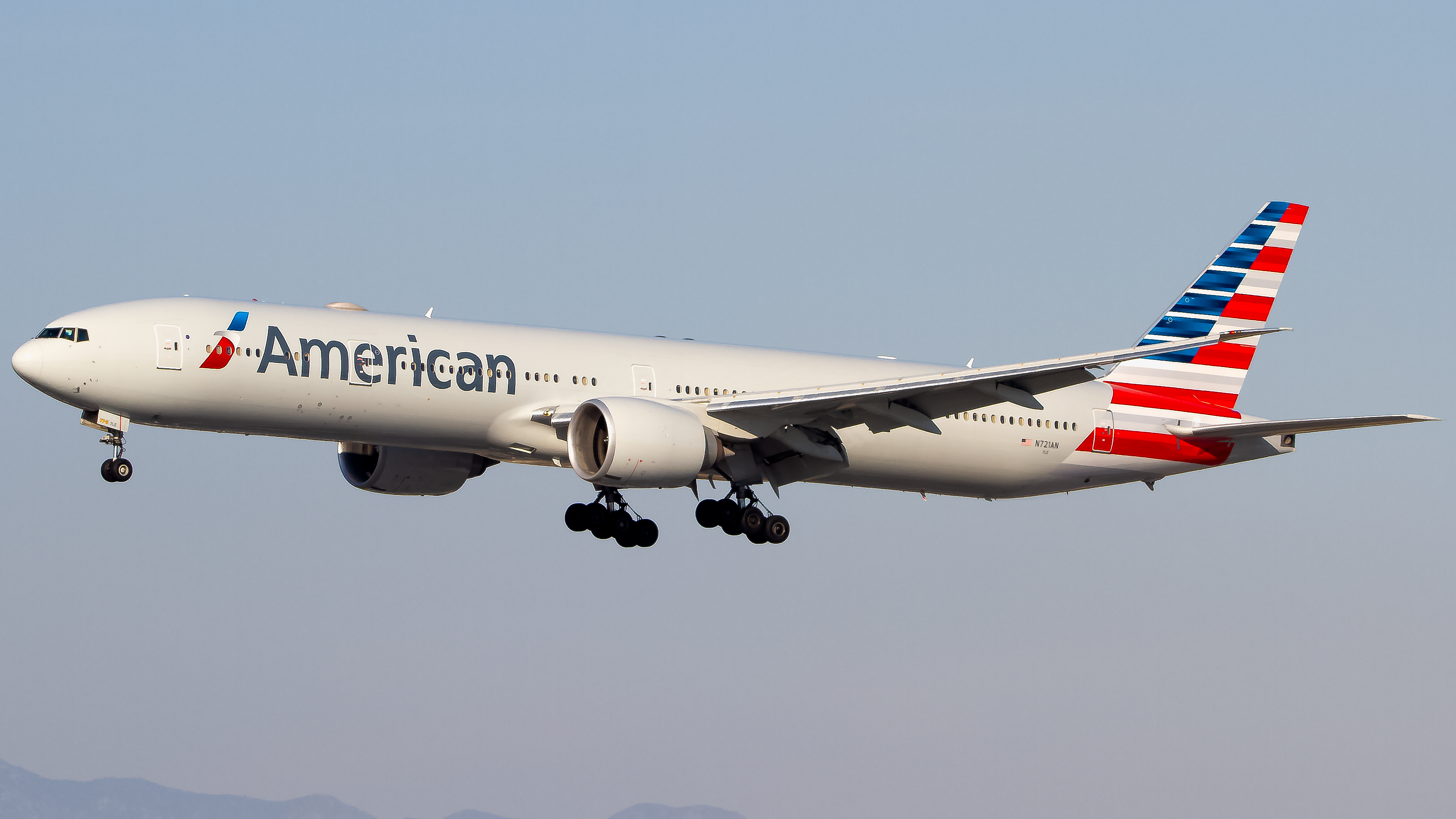 Full size: American Airlines Boeing 777-300ER N721AN at Los Angeles International Airport