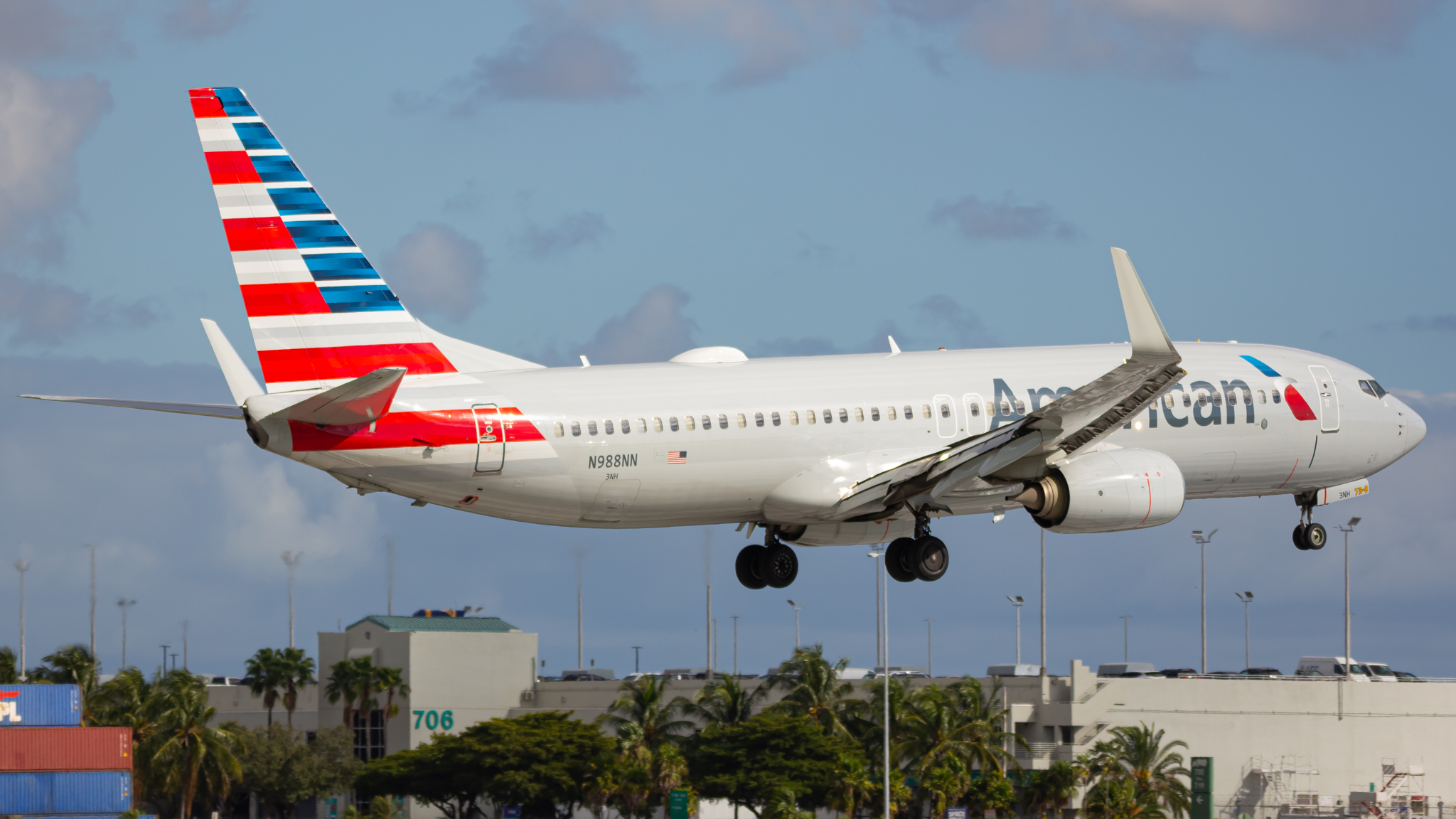 Full size: American Airlines Boeing 737-800 N988NN at Miami International Airport
