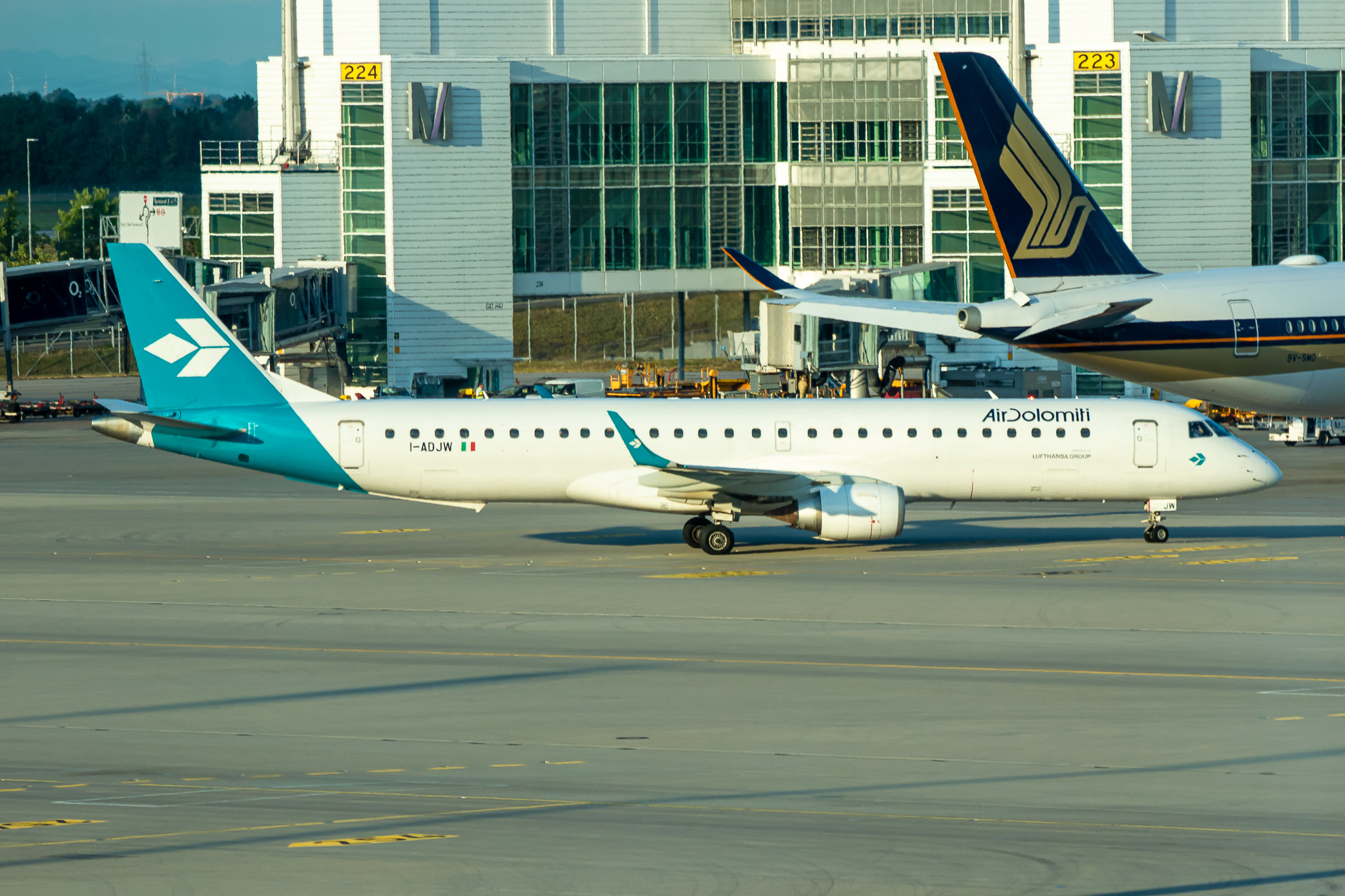 Full size: Air Dolomiti Embraer E195 I-ADJW at Munich International Airport