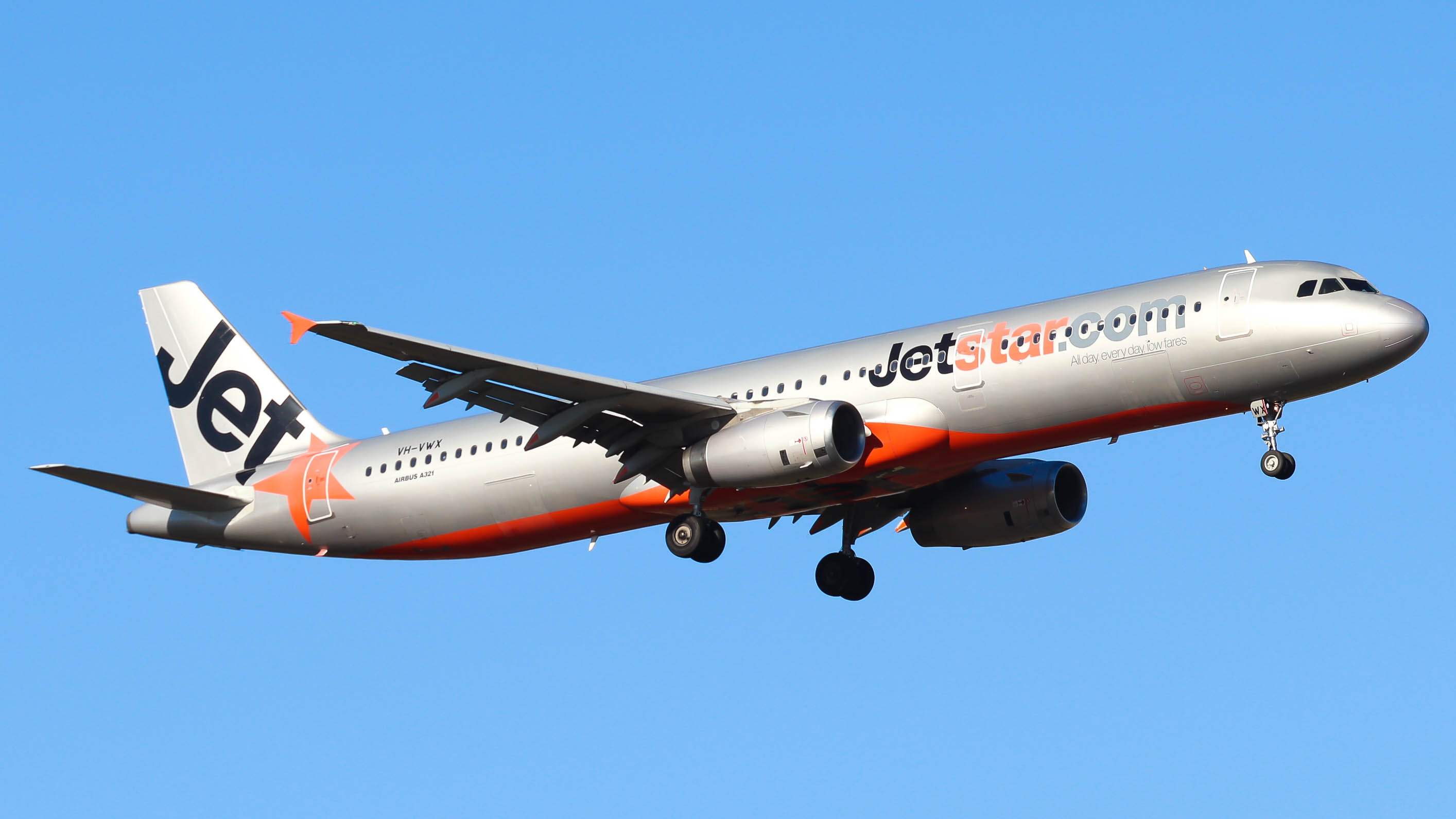 Full size: Jetstar Airways Airbus A321-200 VH-VWX at Melbourne Airport