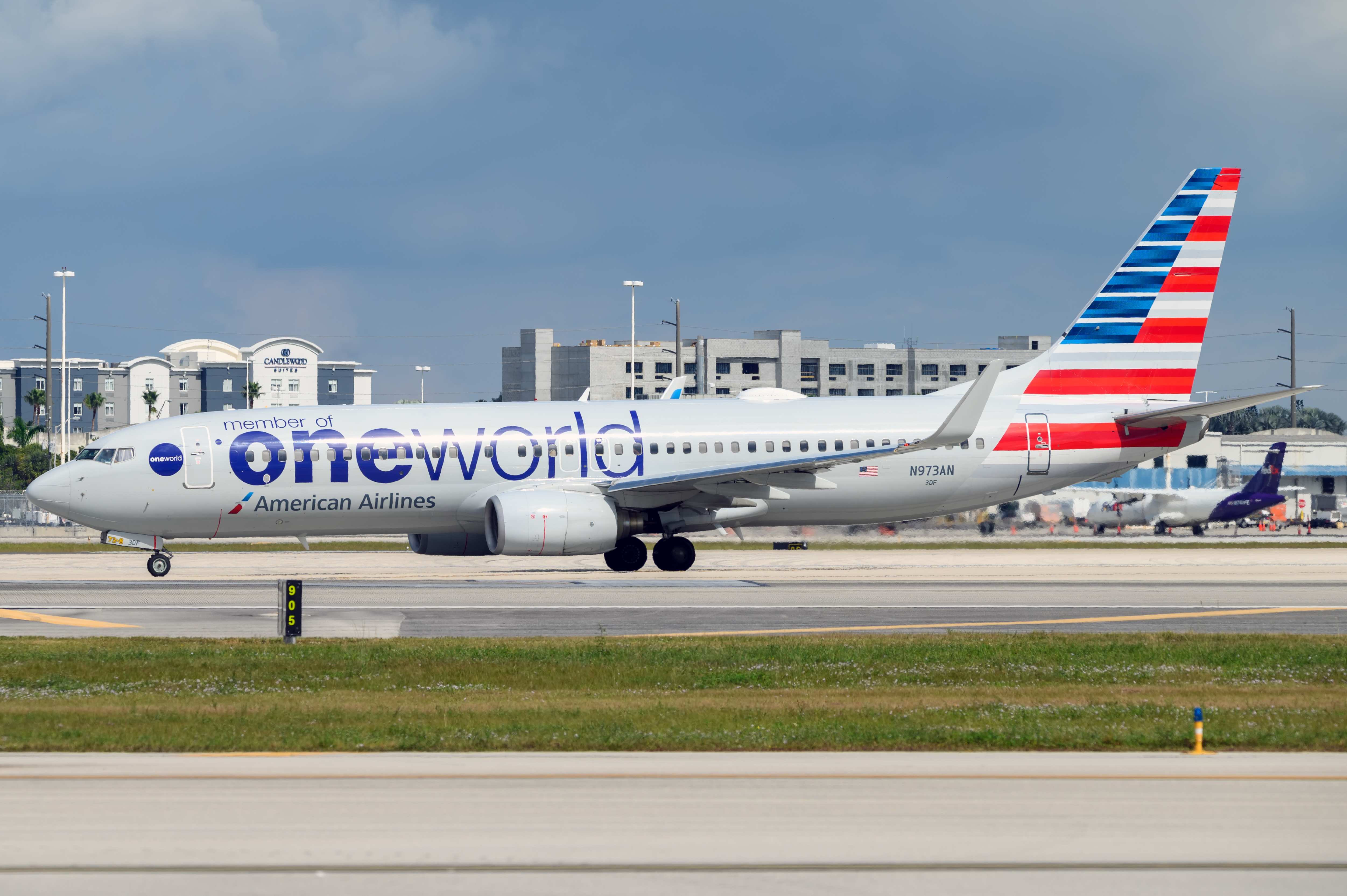 Full size: American Airlines Boeing 737-800 N973AN at Miami International Airport