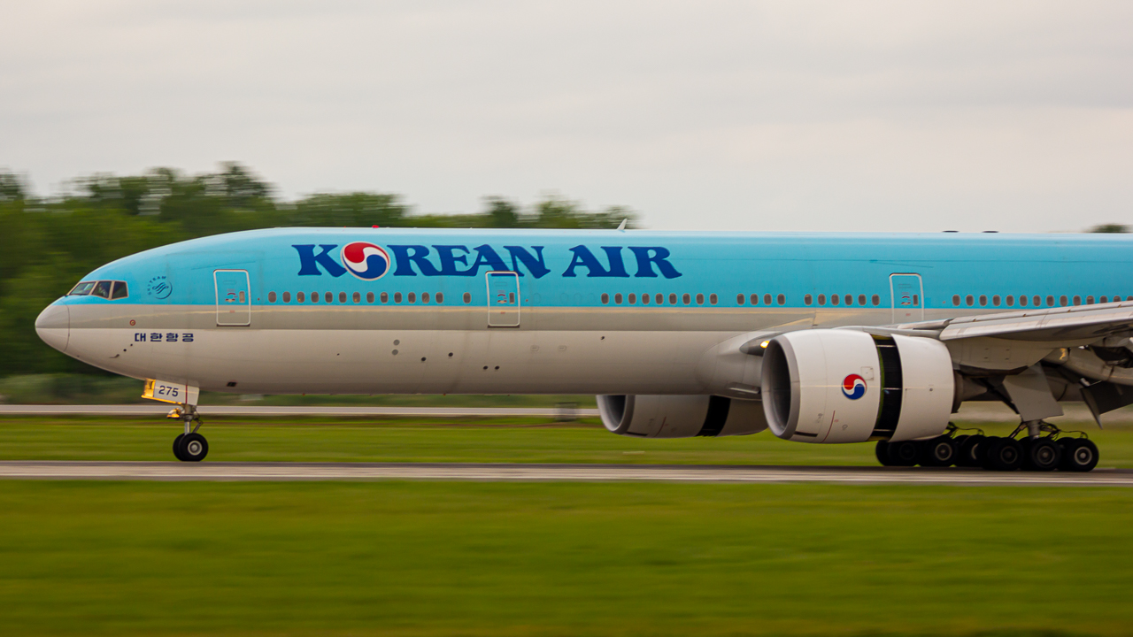 Full size: Korean Air Boeing 777-300ER HL8275 at Rickenbacker International Airport