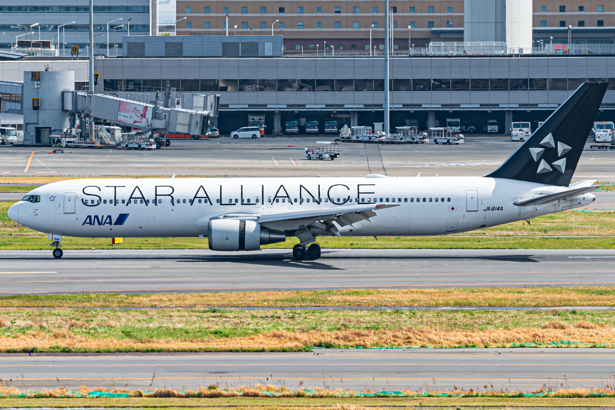 Full size: All Nippon Airways Boeing 767-300ER JA614A at Tokyo-Haneda Airport