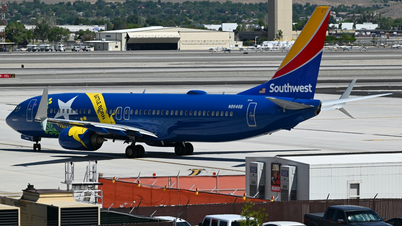 Full size: Southwest Airlines Boeing 737-800 N8646B at Reno/Tahoe International Airport