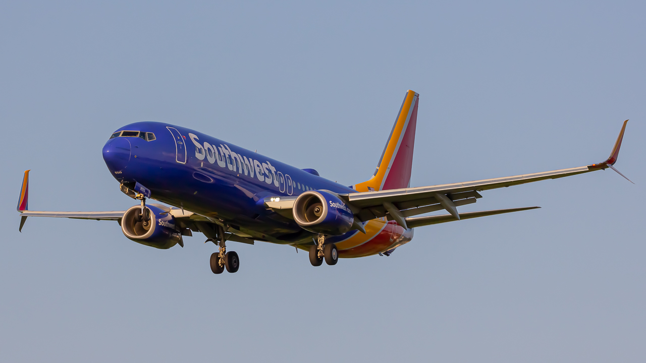 Full size: Southwest Airlines Boeing 737-800 N8553W at John Glenn Columbus International Airport
