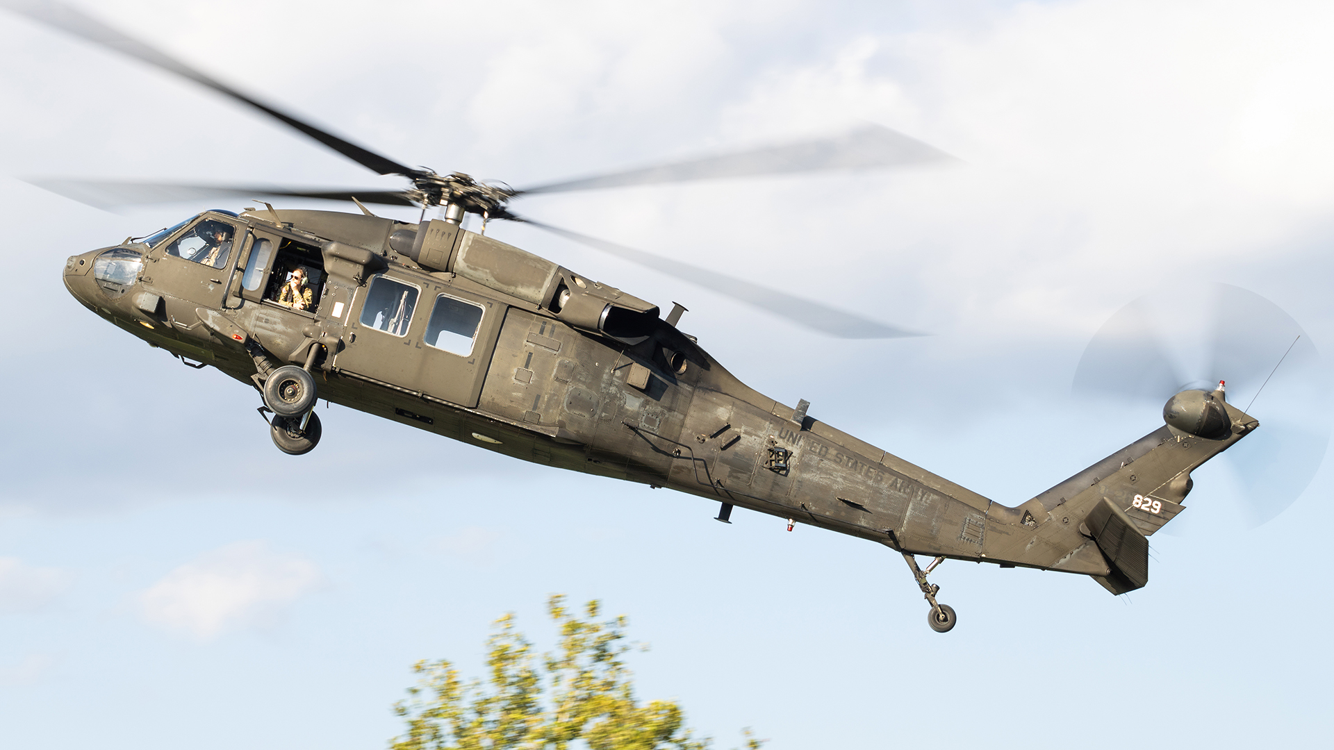 Full size: USA - United States Army Sikorsky UH-60L Blackhawk 99-26829 at College Park Airport