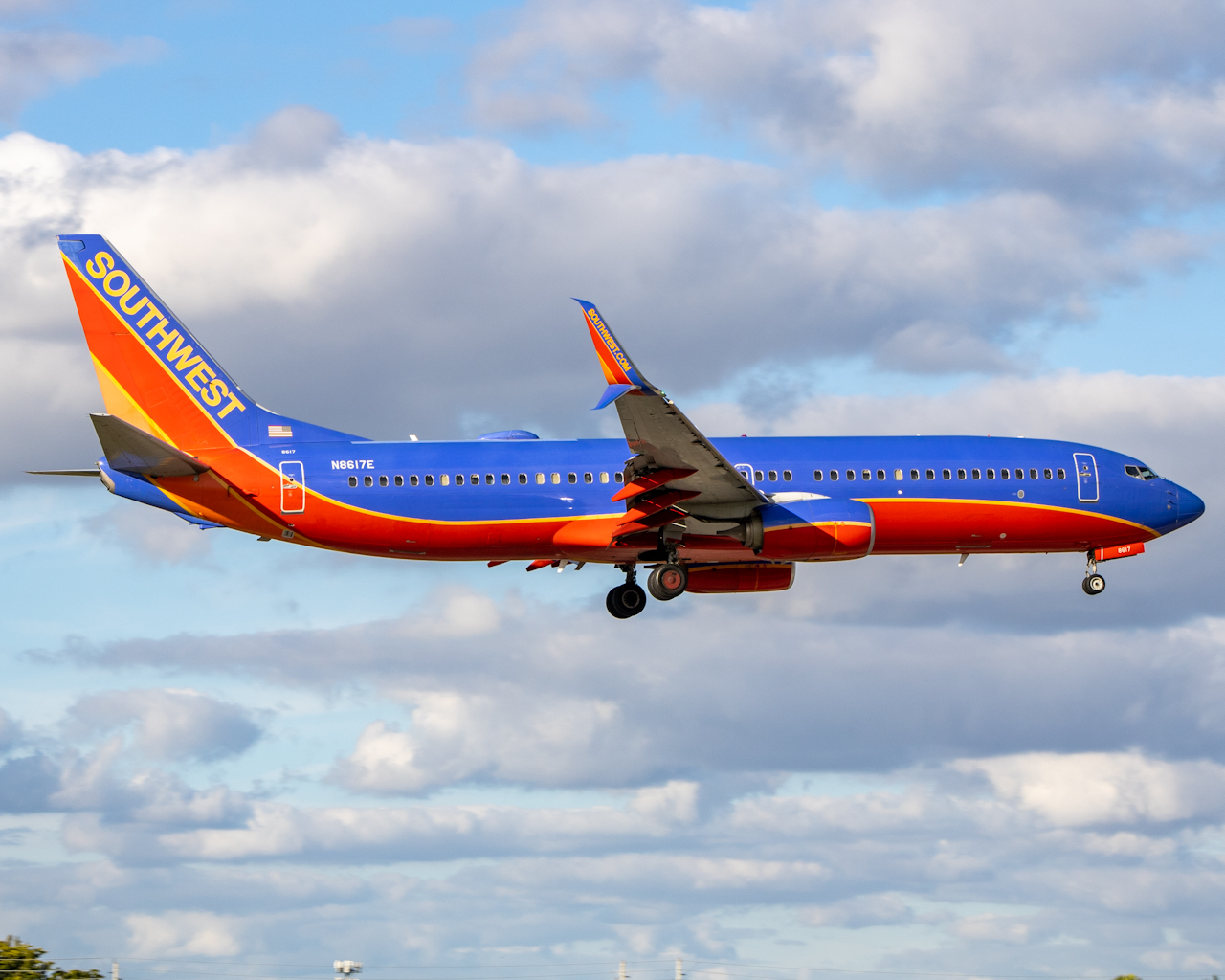 Full size: Southwest Airlines Boeing 737-800 N8617E at Miami International Airport