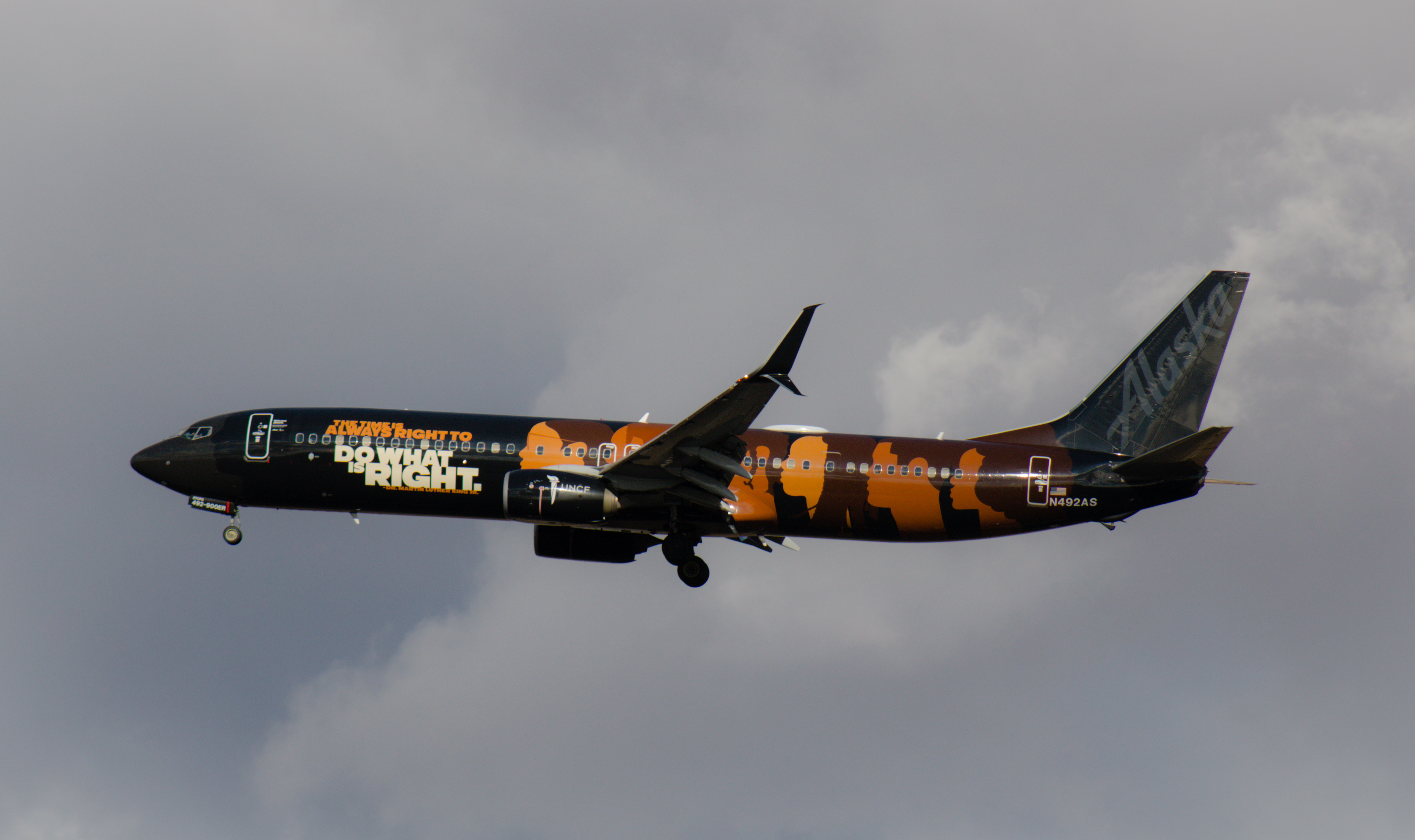 Full size: Alaska Airlines Boeing 737-900ER N492AS at Boise Air Terminal/Gowen Field