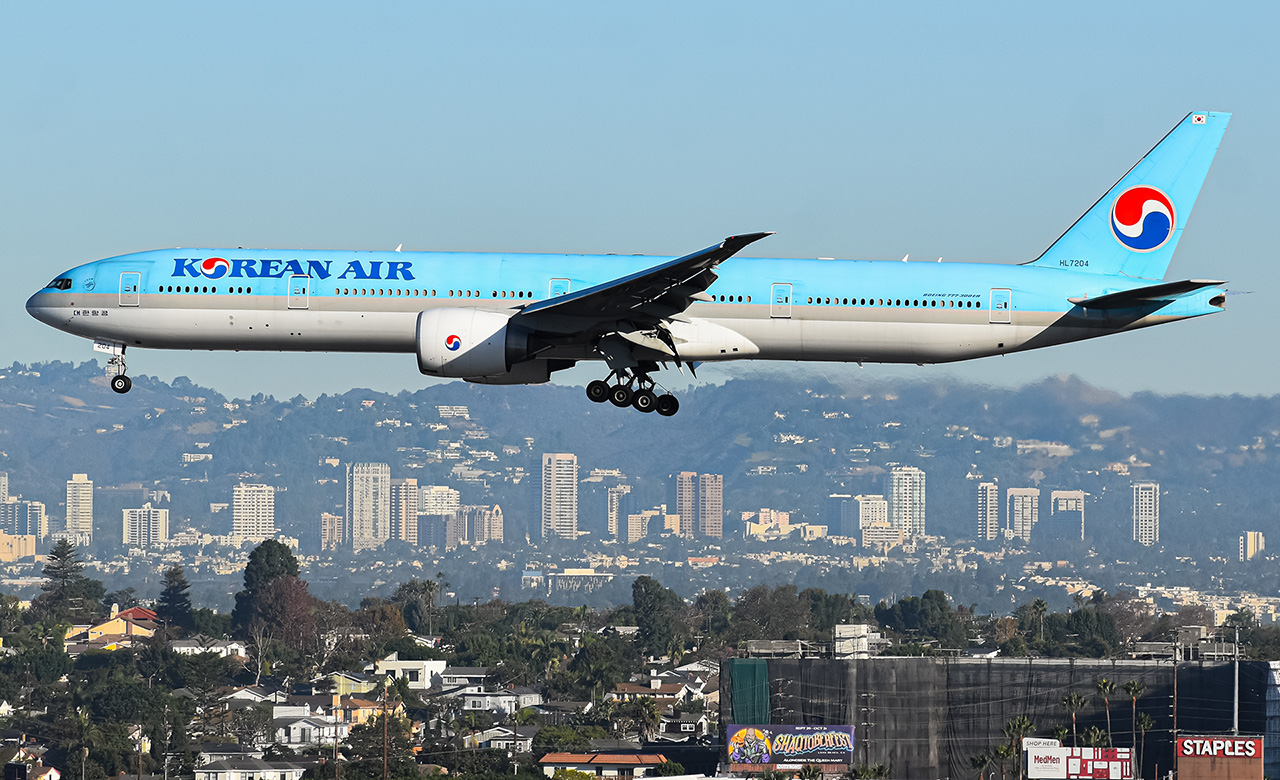 Full size: Korean Air Boeing 777-300ER HL7204 at Los Angeles International Airport