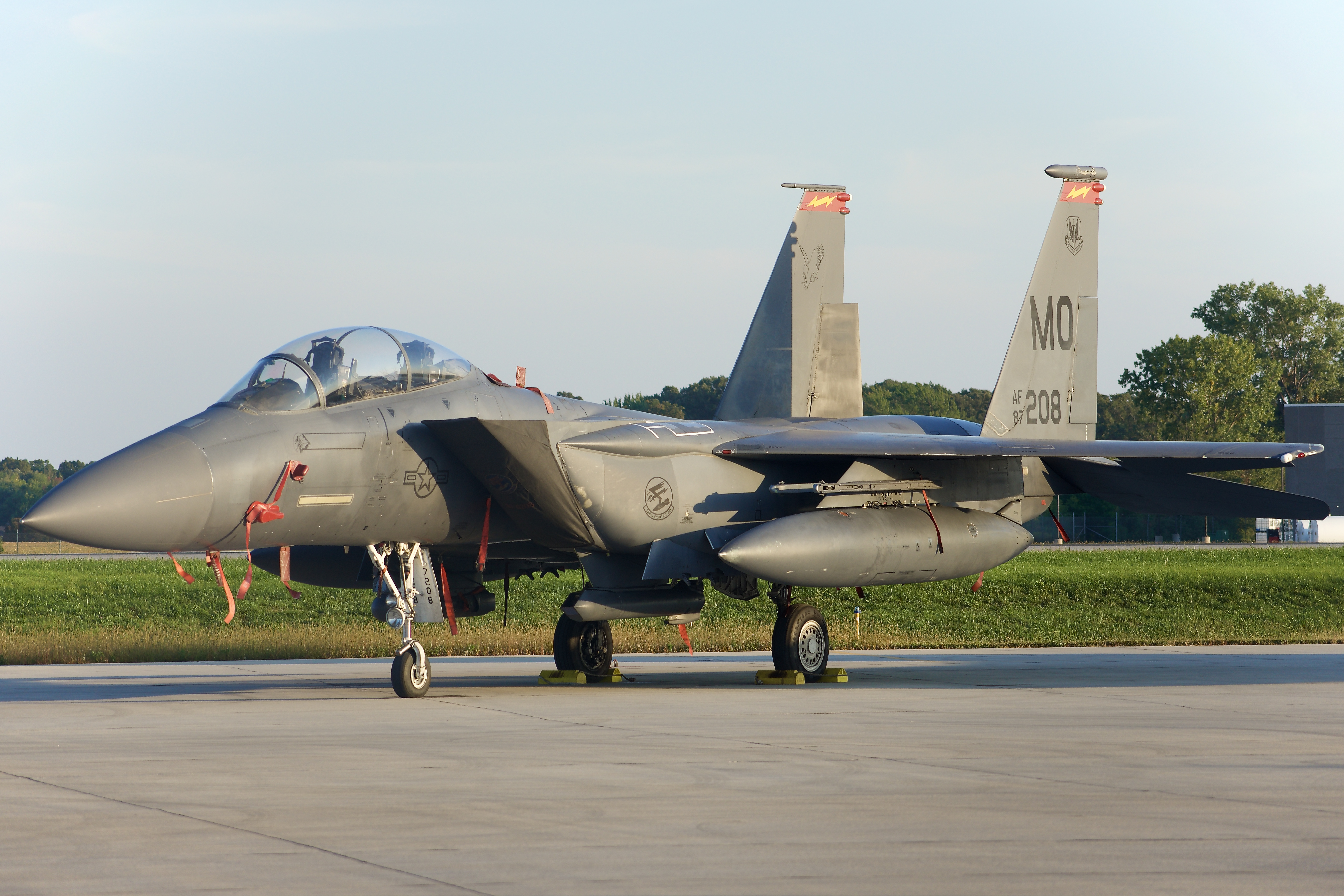 Full size: USAF - United States Air Force McDonnell Douglas F-15E Strike Eagle 87-0208 at Green Bay-Austin Straubel International Airport