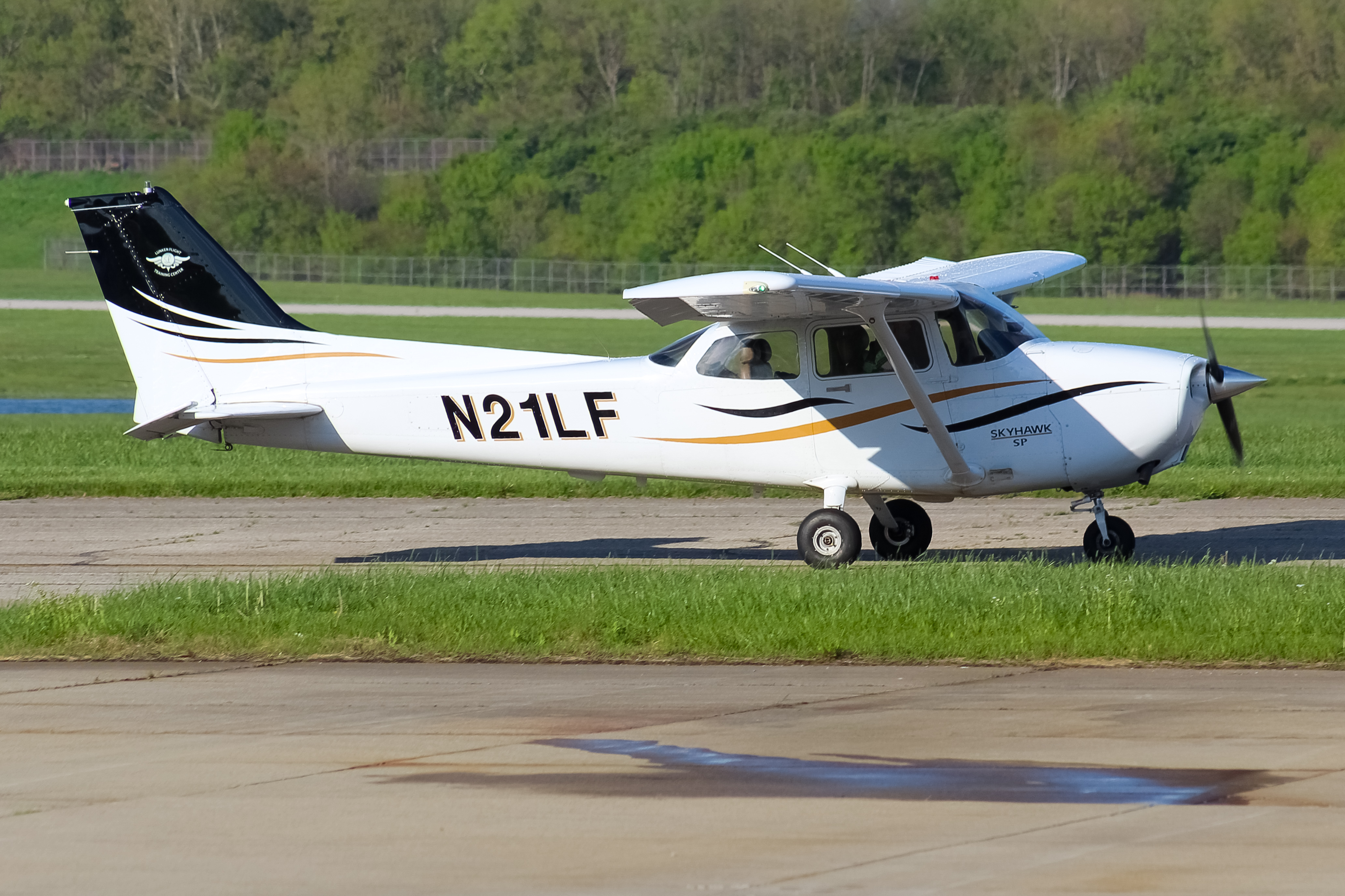 Full size: Lunken Flight Training Center Cessna 172 N21LF at Cincinnati Municipal Airport/Lunken Field