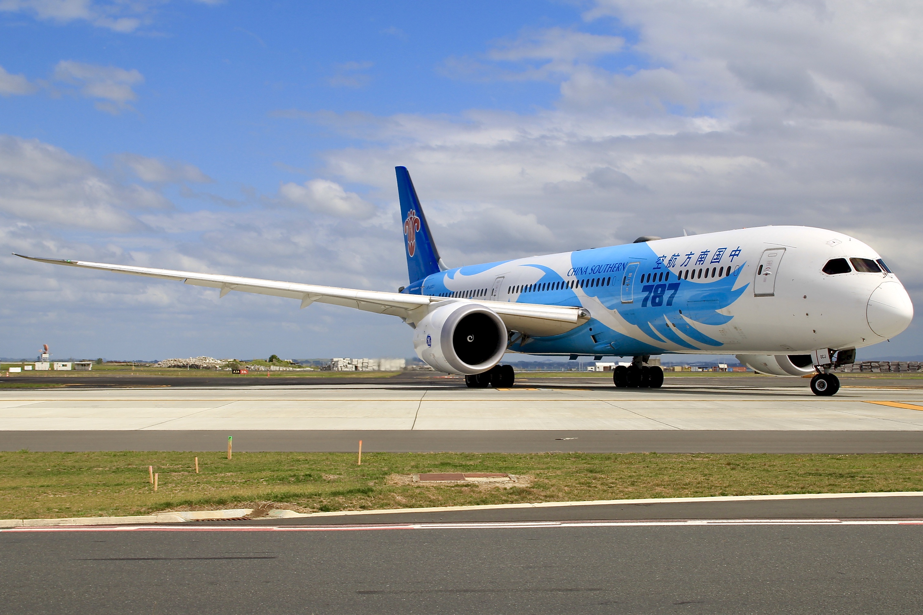 Full size: China Southern Airlines Boeing 787-9 B-20CJ at Auckland International Airport