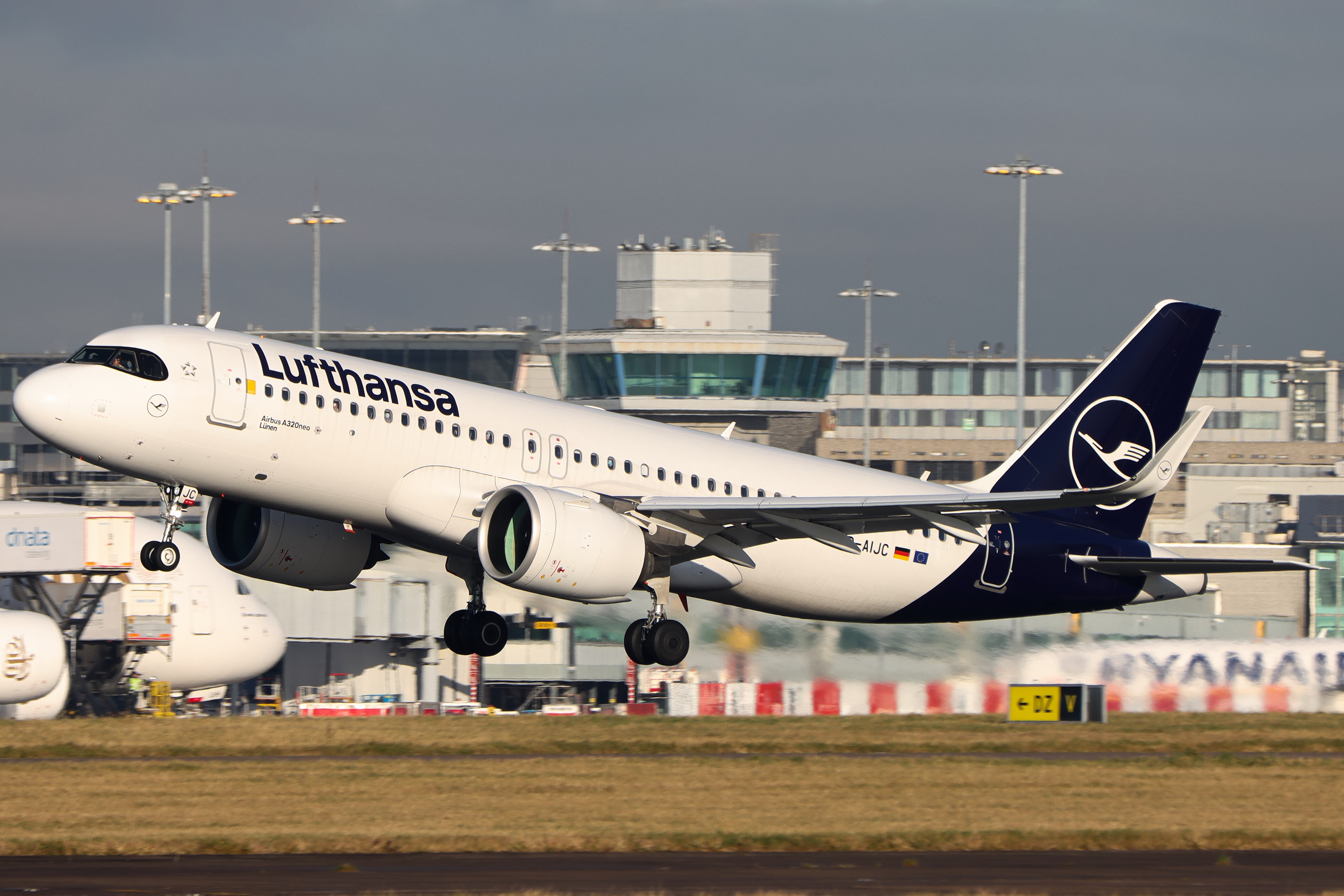 Full size: Lufthansa Airbus A320NEO D-AIJC at Manchester Airport
