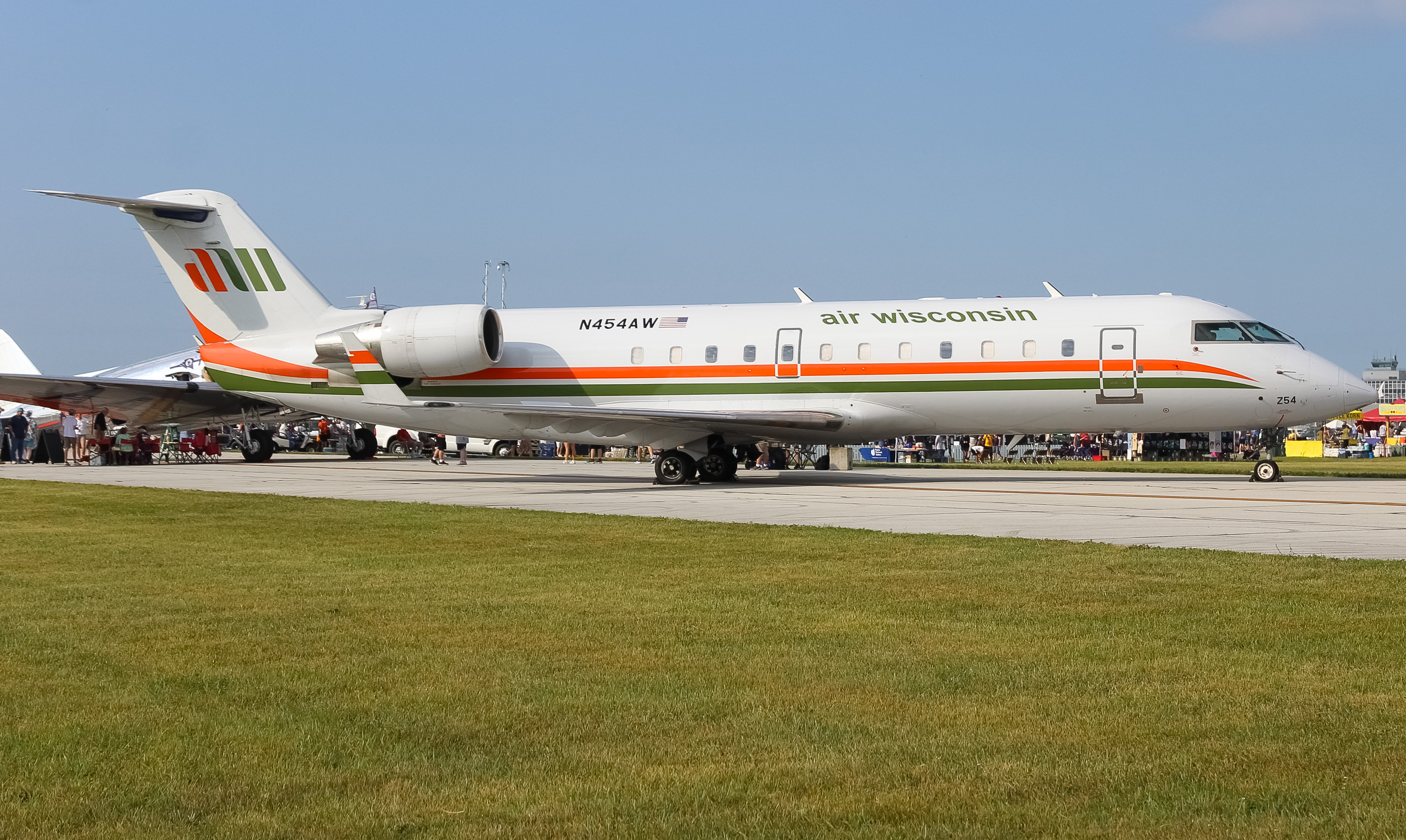 Full size: United Express Mitsubishi CRJ-200 N454AW at James M Cox Dayton International Airport