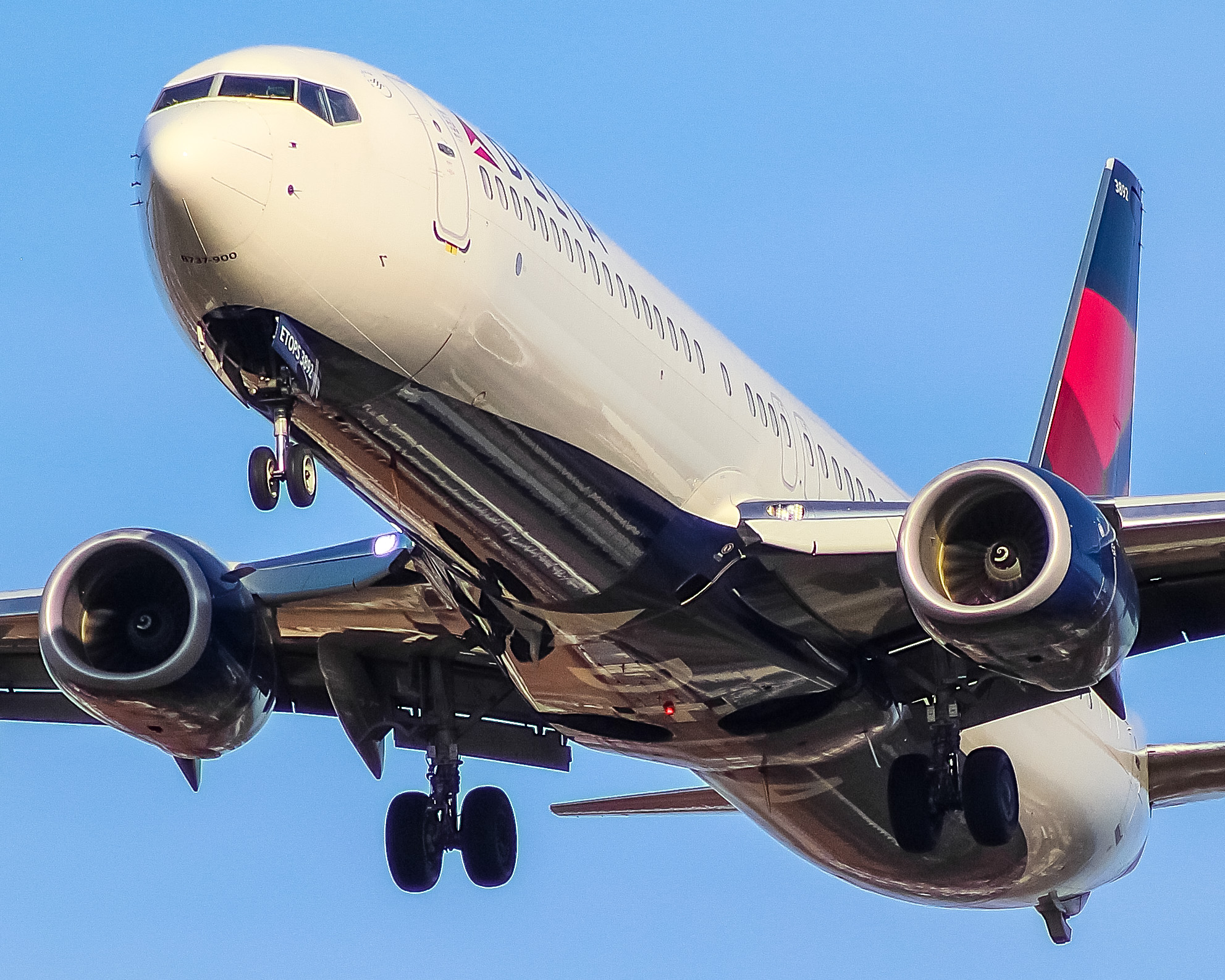 Full size: Delta Airlines  Boeing 737-900ER N892DN at General Mitchell International Airport