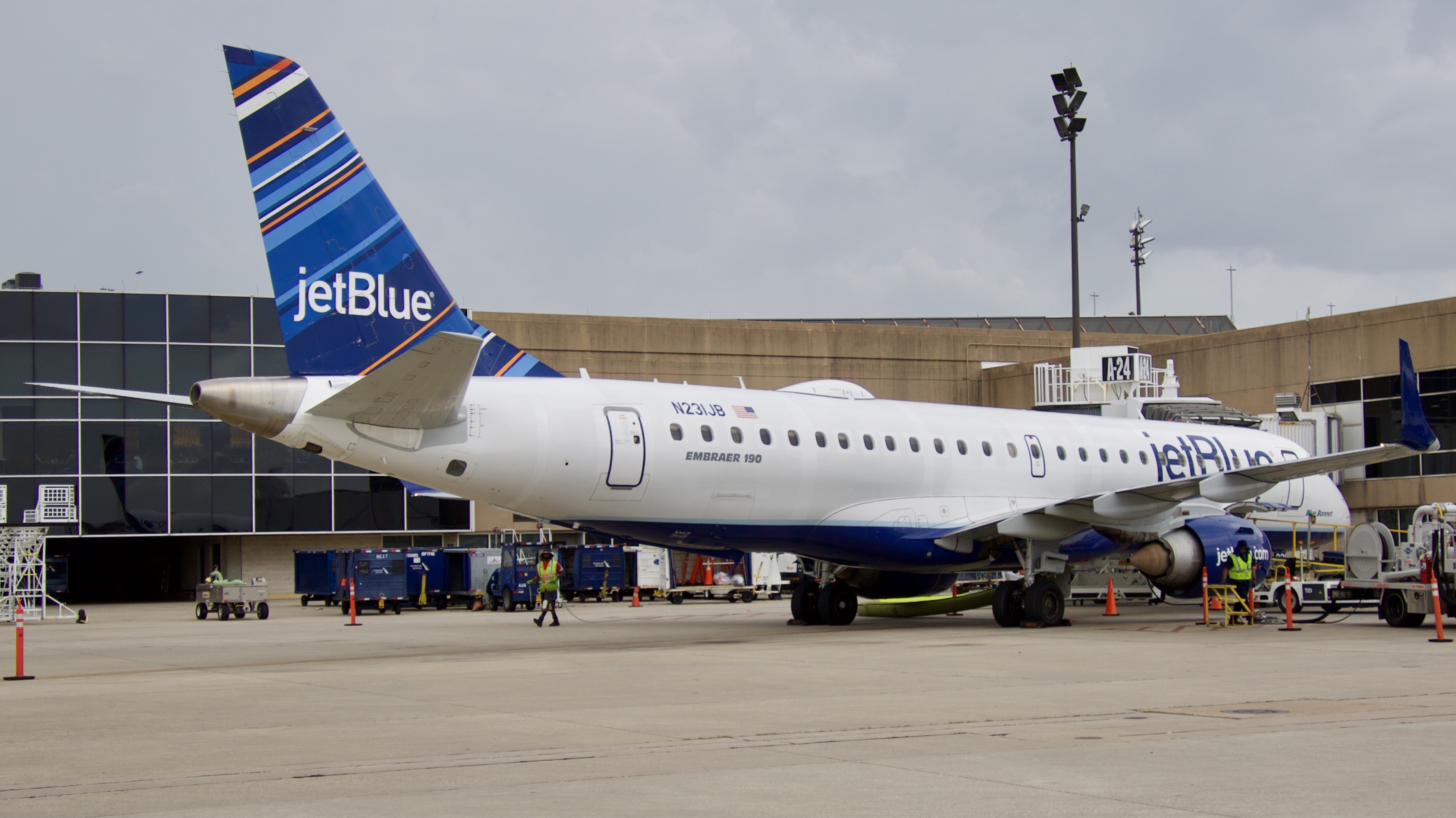Full size: JetBlue Airways Embraer E190 N231JB at Houston-George Bush Intercontinental Airport