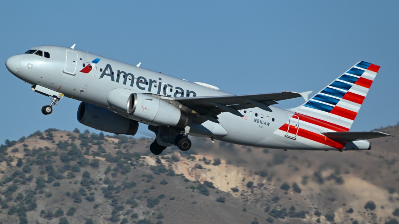Full size: American Airlines Airbus A319 N810AW at Reno/Tahoe International Airport