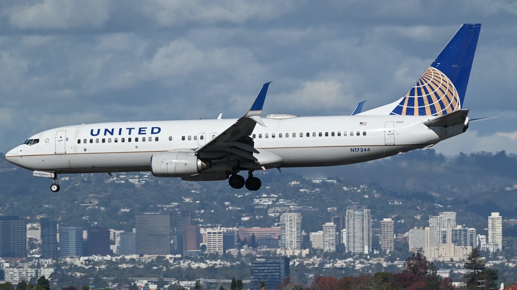 Full size: United Airlines Boeing 737-800 N17244 at Los Angeles International Airport