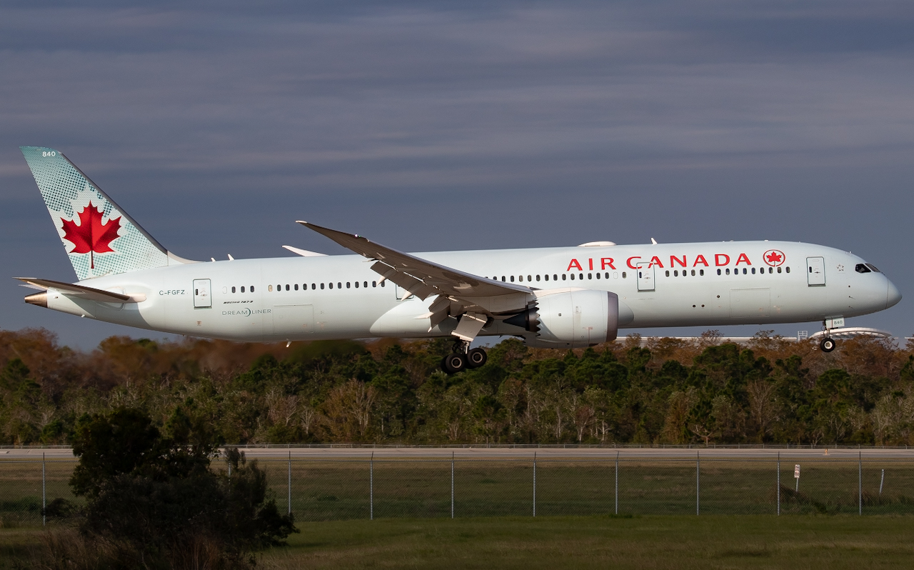 Full size: Air Canada Boeing 787-9 C-FGFZ at Orlando International Airport