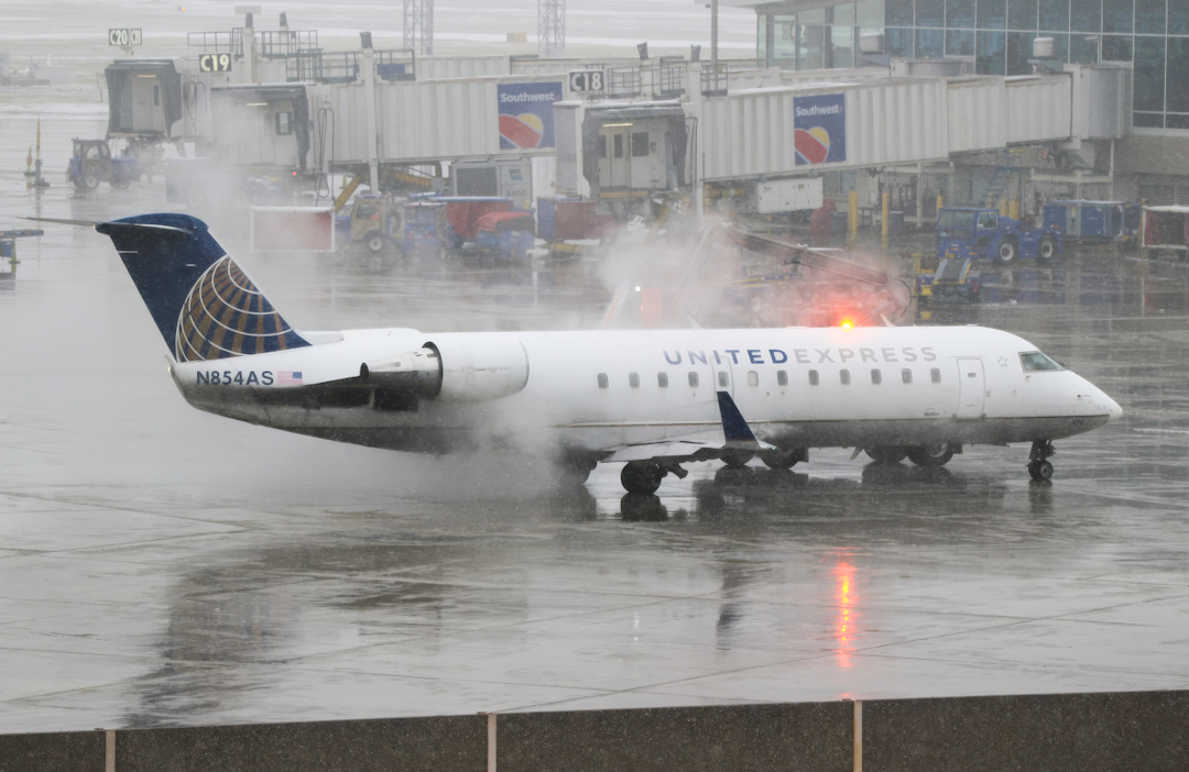 Full size: United Express Mitsubishi CRJ-200 N854AS at General Mitchell International Airport