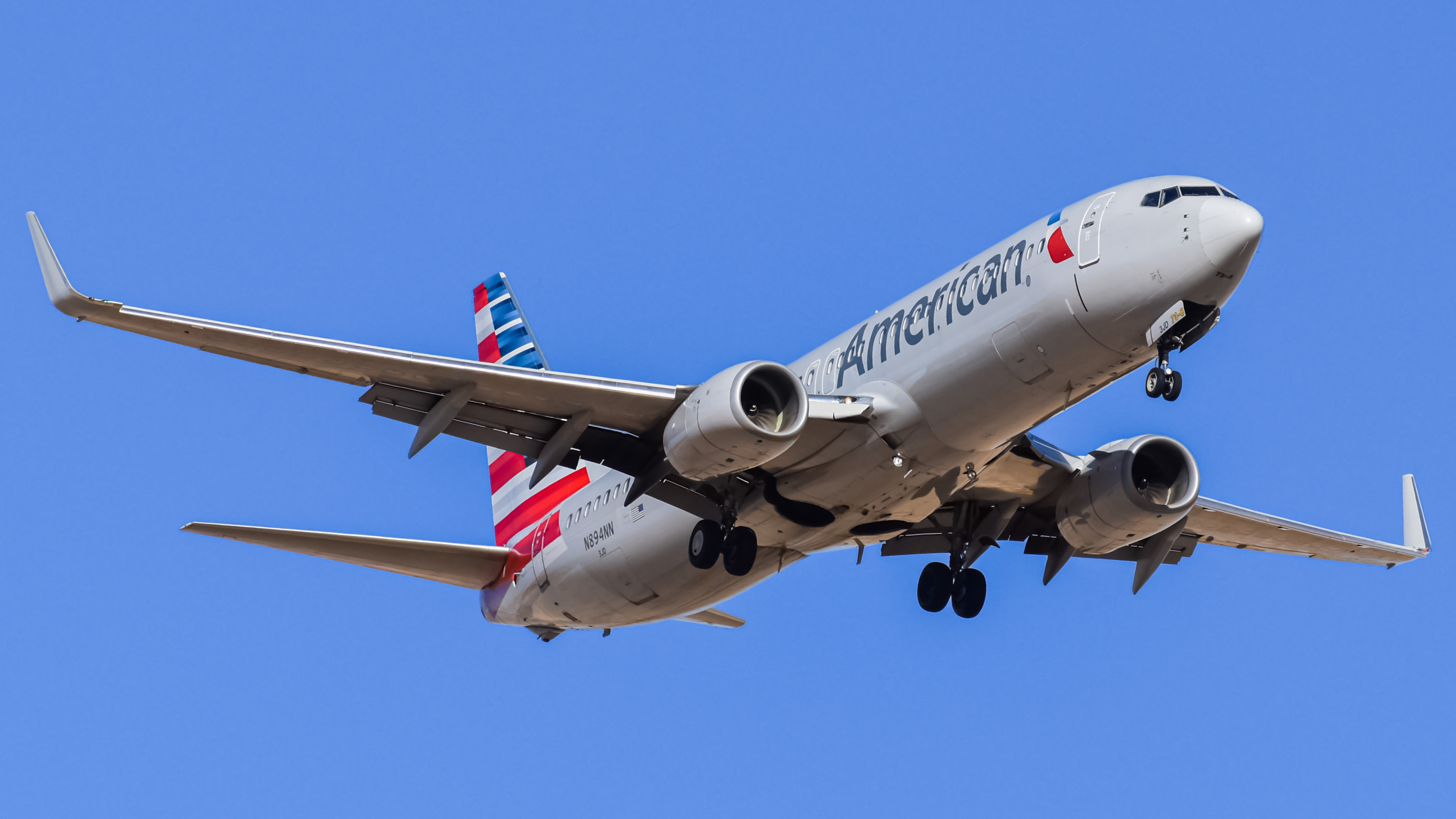 Full size: American Airlines Boeing 737-800 N894NN at Denver International Airport