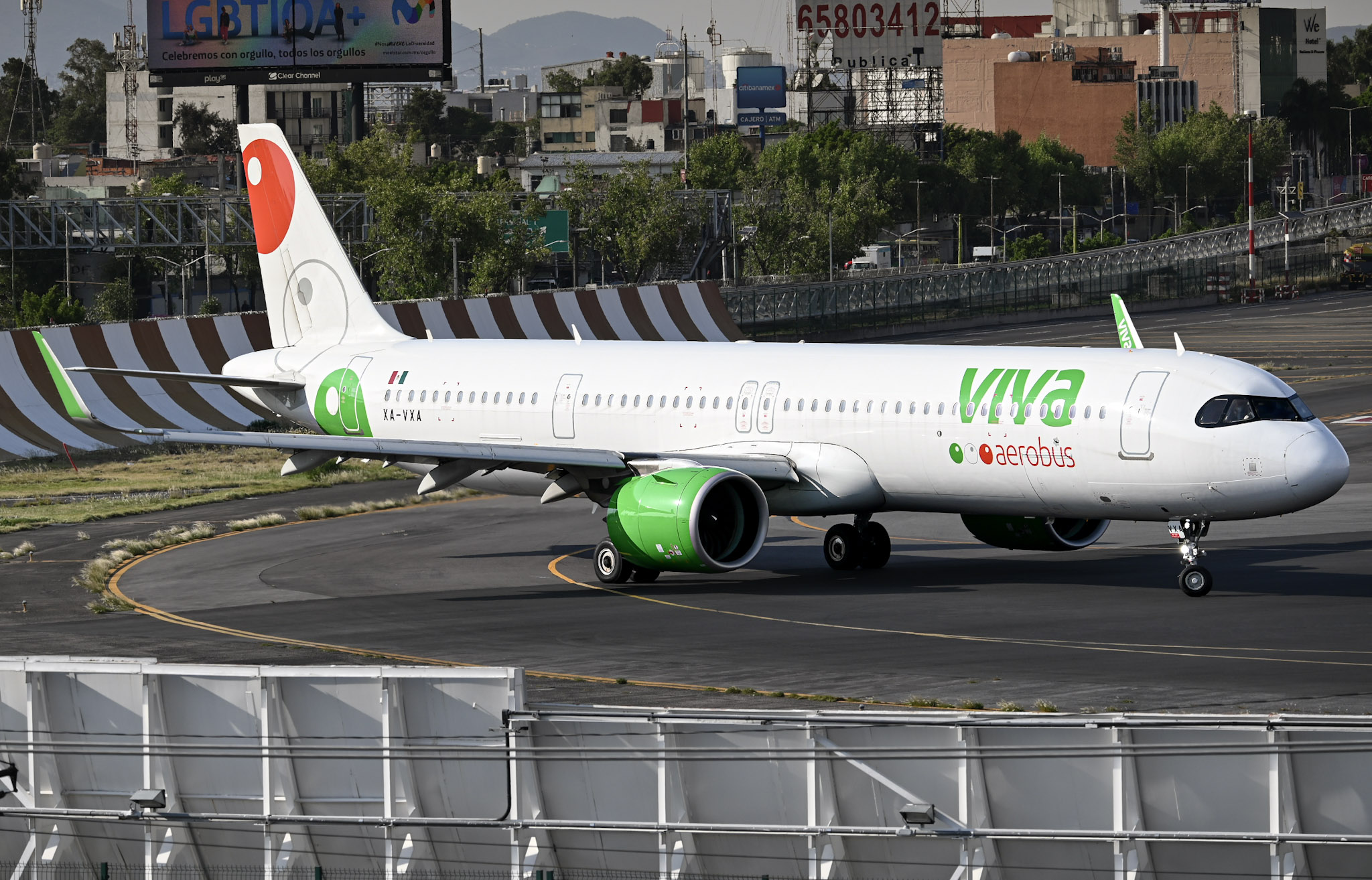 Full size: VivaAerobus Airbus A321NEO XA-VXA at Mexico City International Airport