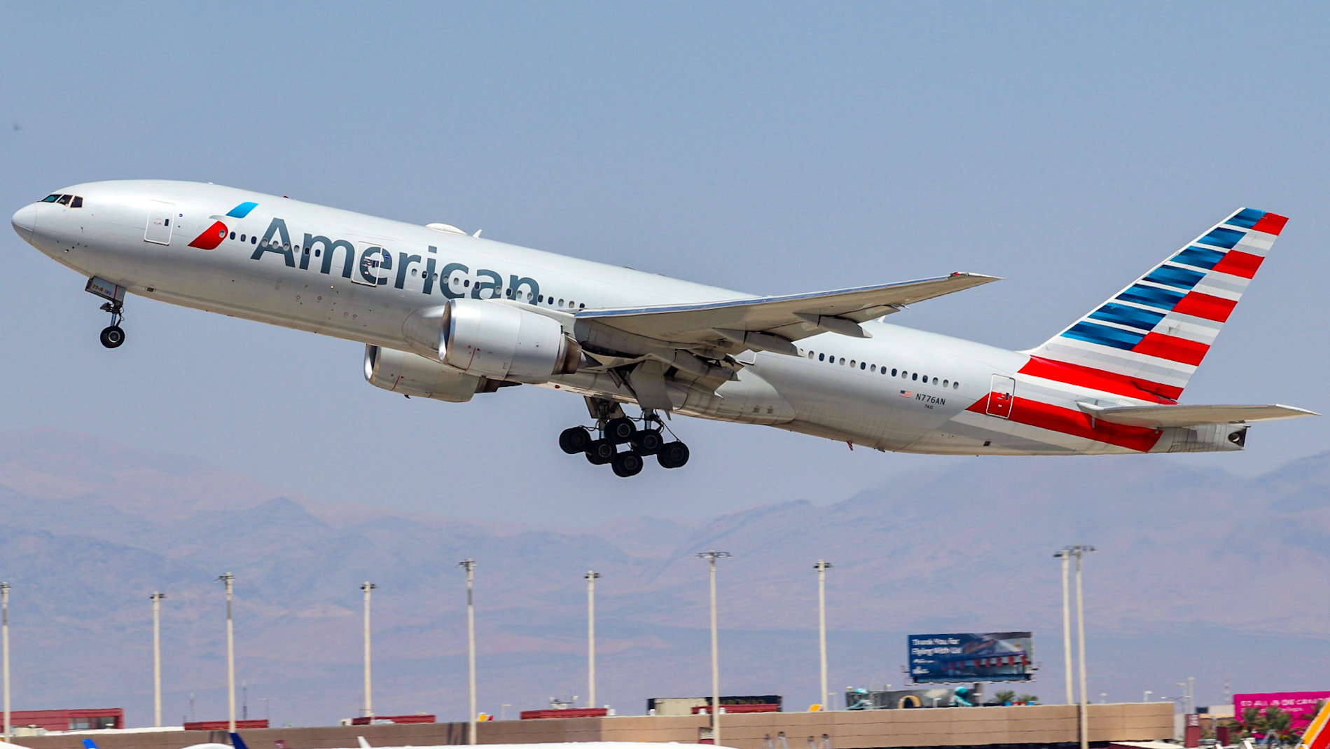 Full size: American Airlines Boeing 777-200 N776AN at Harry Reid International Airport