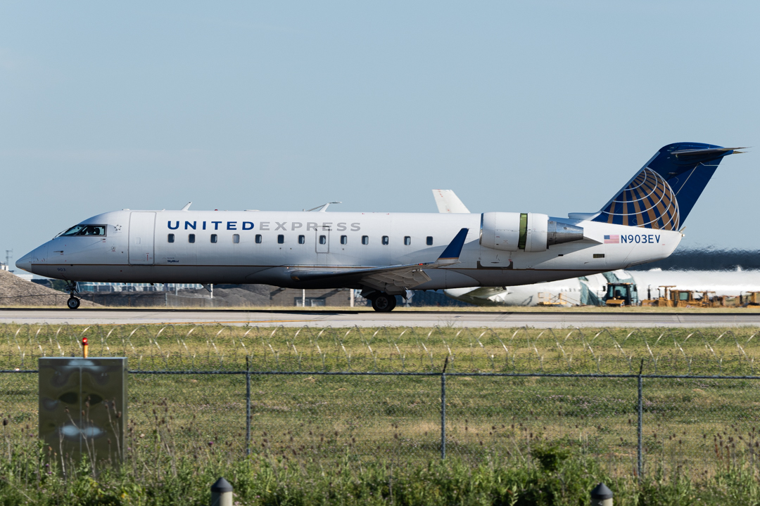 Full size: United Express Mitsubishi CRJ-200 N903EV at Chicago O'Hare International Airport